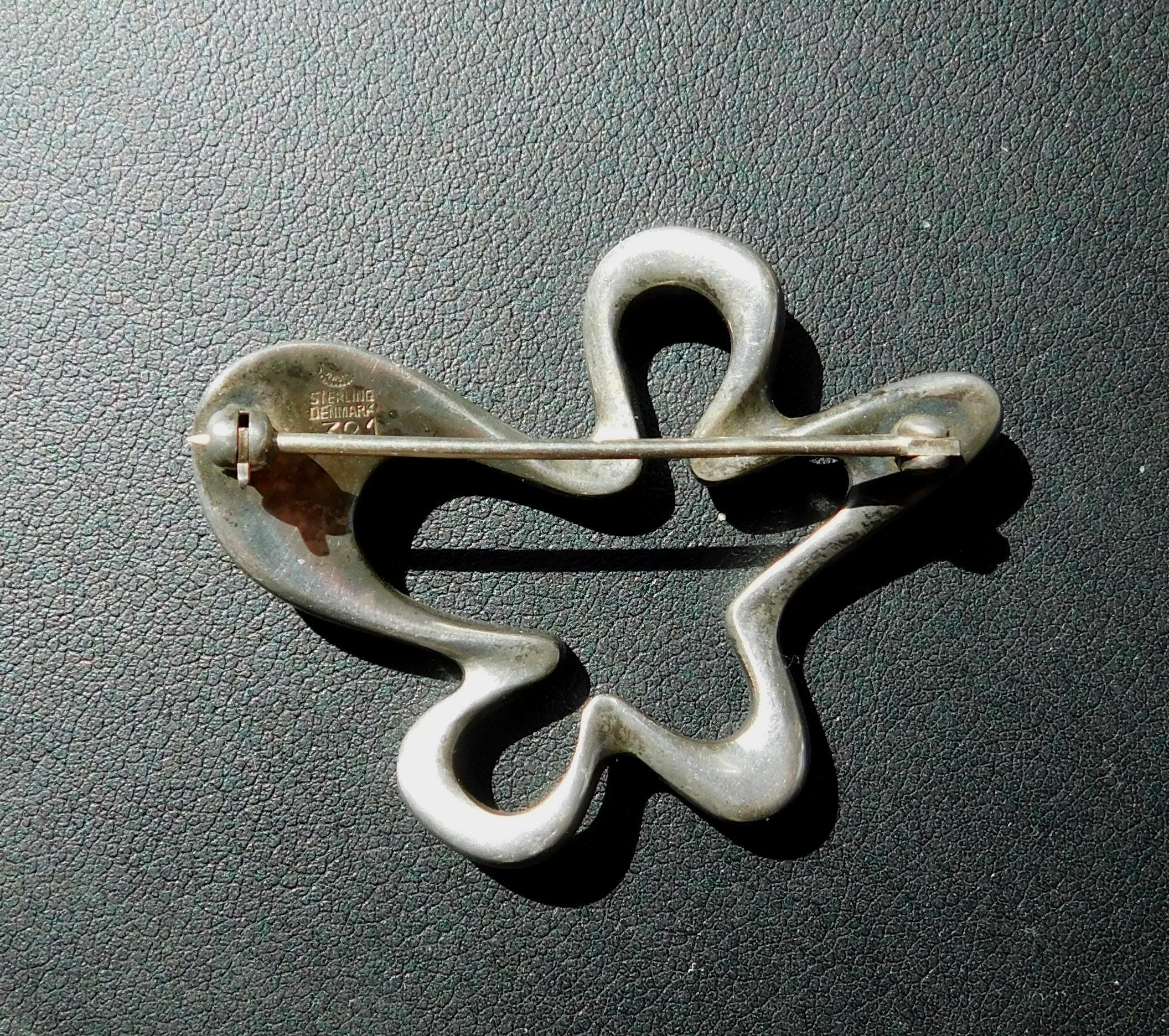 Juego de alfiler y pendientes Georg Jensen Dinamarca de plata de ley de Henning Koppel en Bueno estado para la venta en Phoenix, AZ