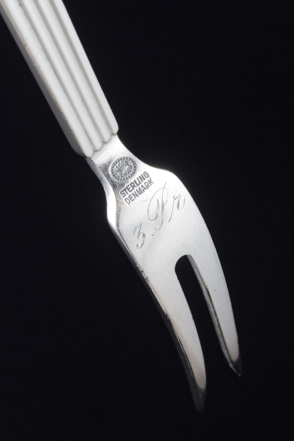 Georg Jensen, Denmark. Sterling silver serving fork in Bernadotte pattern In Good Condition For Sale In København, Copenhagen