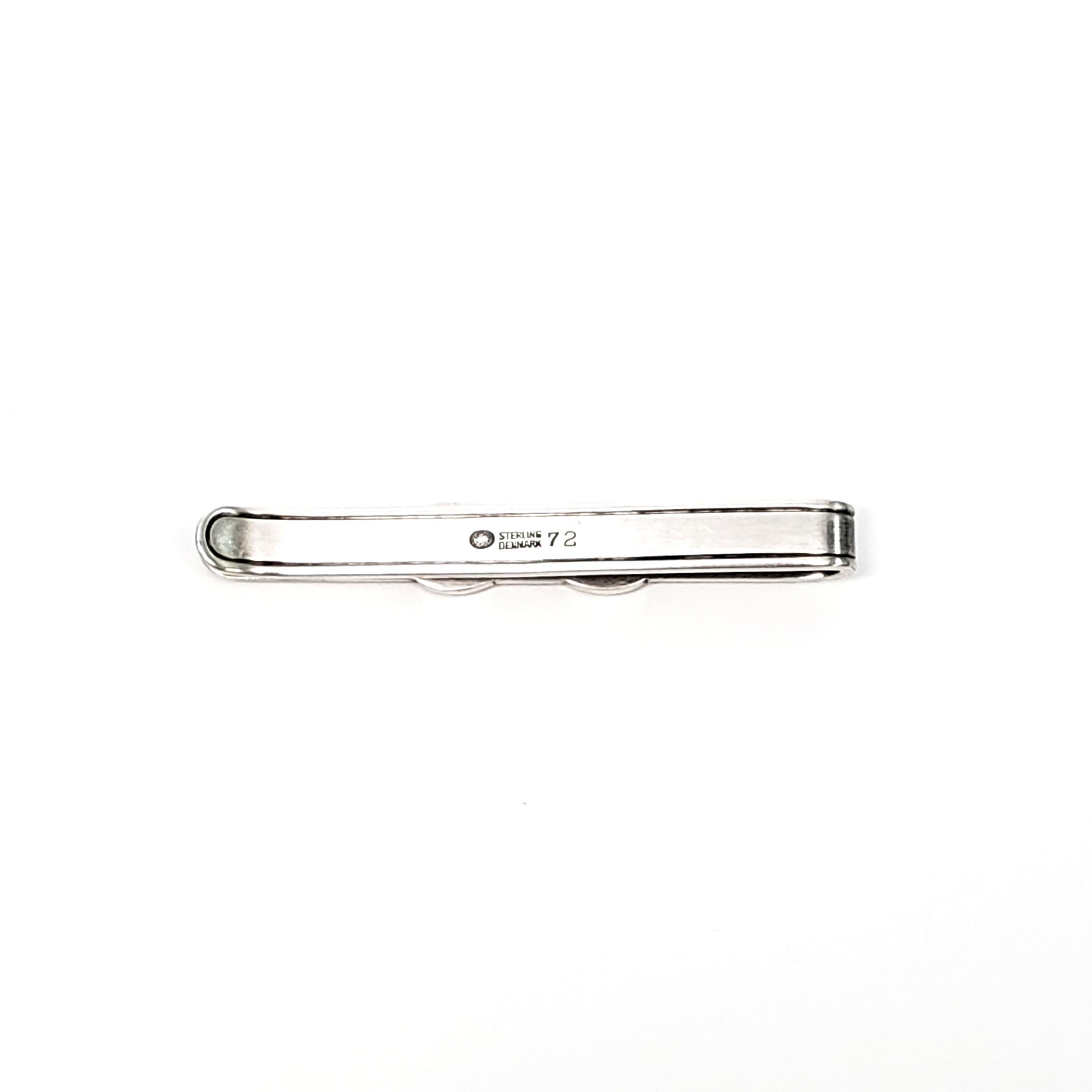 Vintage Georg Jensen Denmark sterling silver tie bar #72.

This elegant tie bar by Georg Jensen features a shell motif crafted in classic sterling silver.

Measures approx 2 1/4