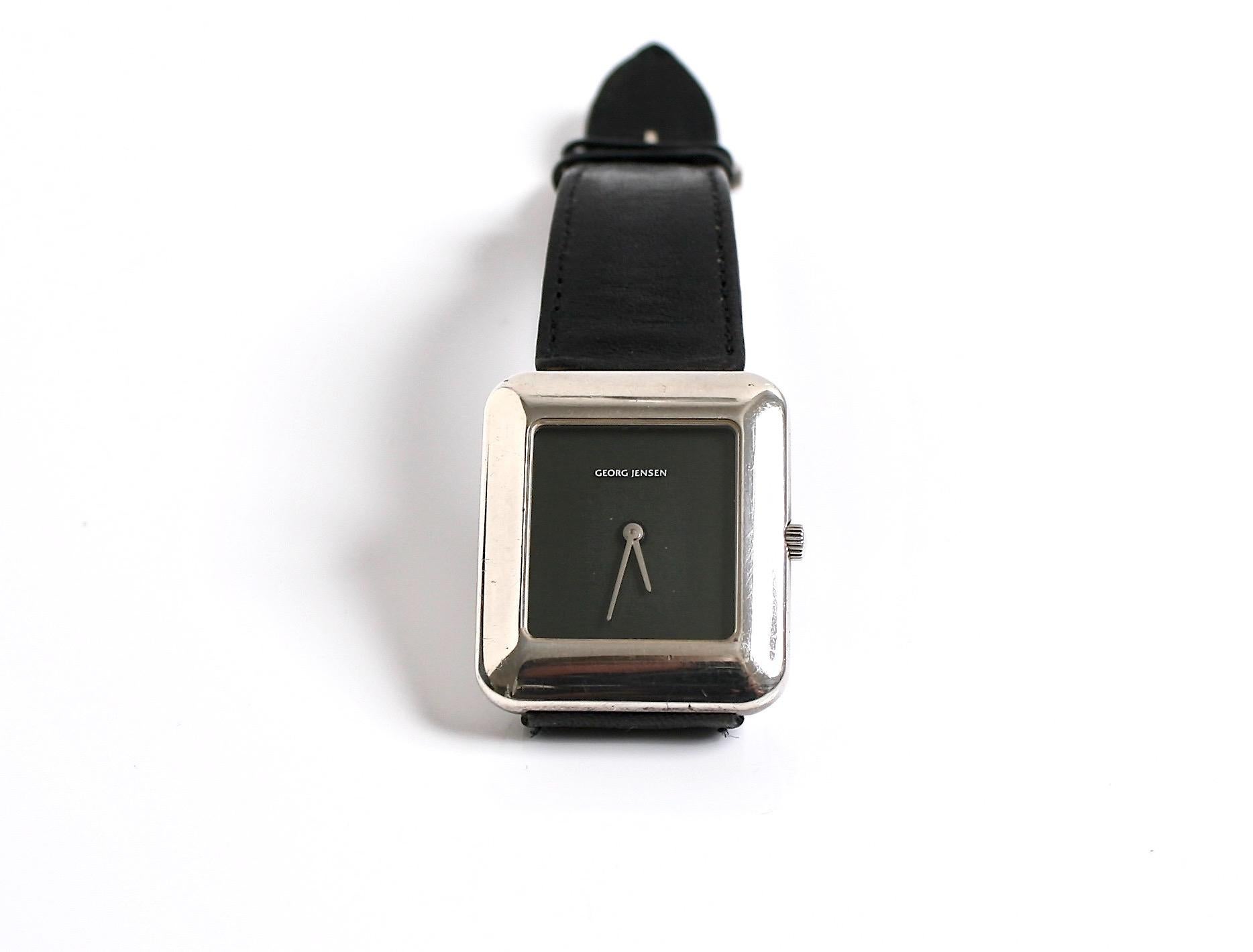 Rare Georg Jensen Sterling silver quartz Watch Designed by Line Munth Denmark c1980
Crisp black face with with silver hands
Has a digital display with date & time
Original black calf strap with sterling silver buckle with Georg Jensen logo

Design