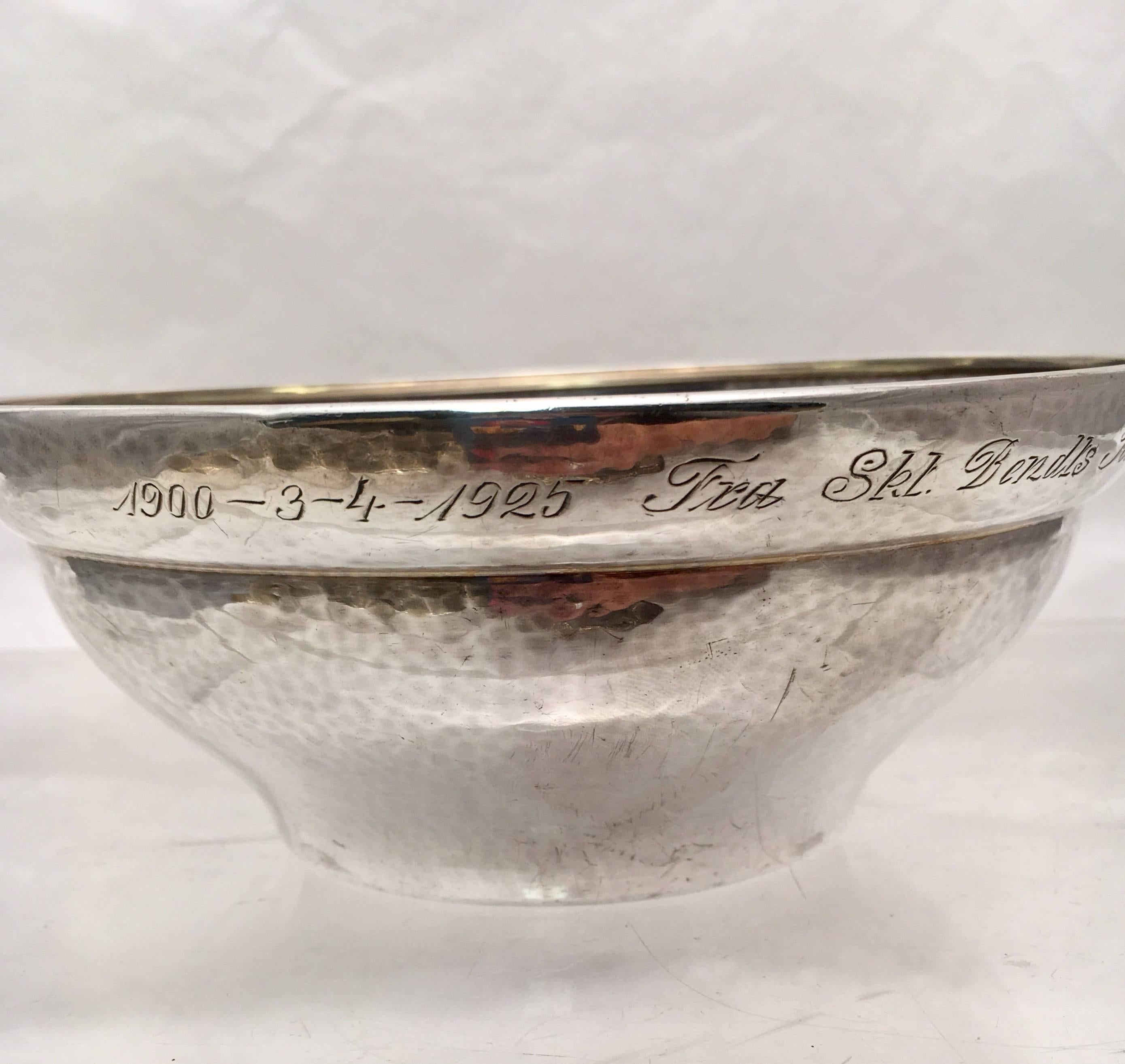 Au début du 20e siècle, Georg Jensen Danish sterling silver fruit bowl / serving bowl in pattern #416. Magnifiquement martelé à la main. Large bord rond. Sur le côté du bol est gravé 