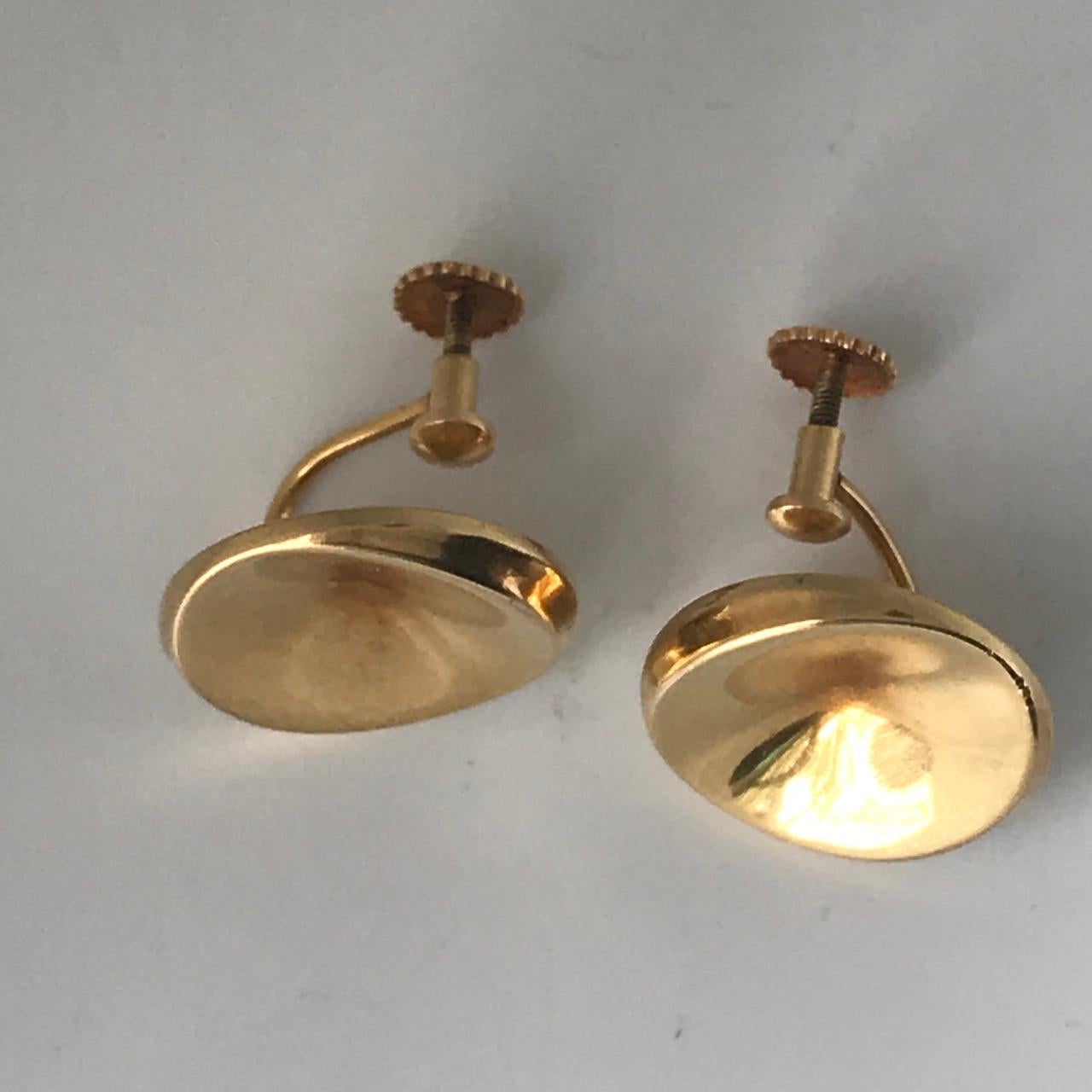 Georg Jensen modernist Earrings No. 1136 18K by Nanna Ditzel.
They catch the light beautifully in the 