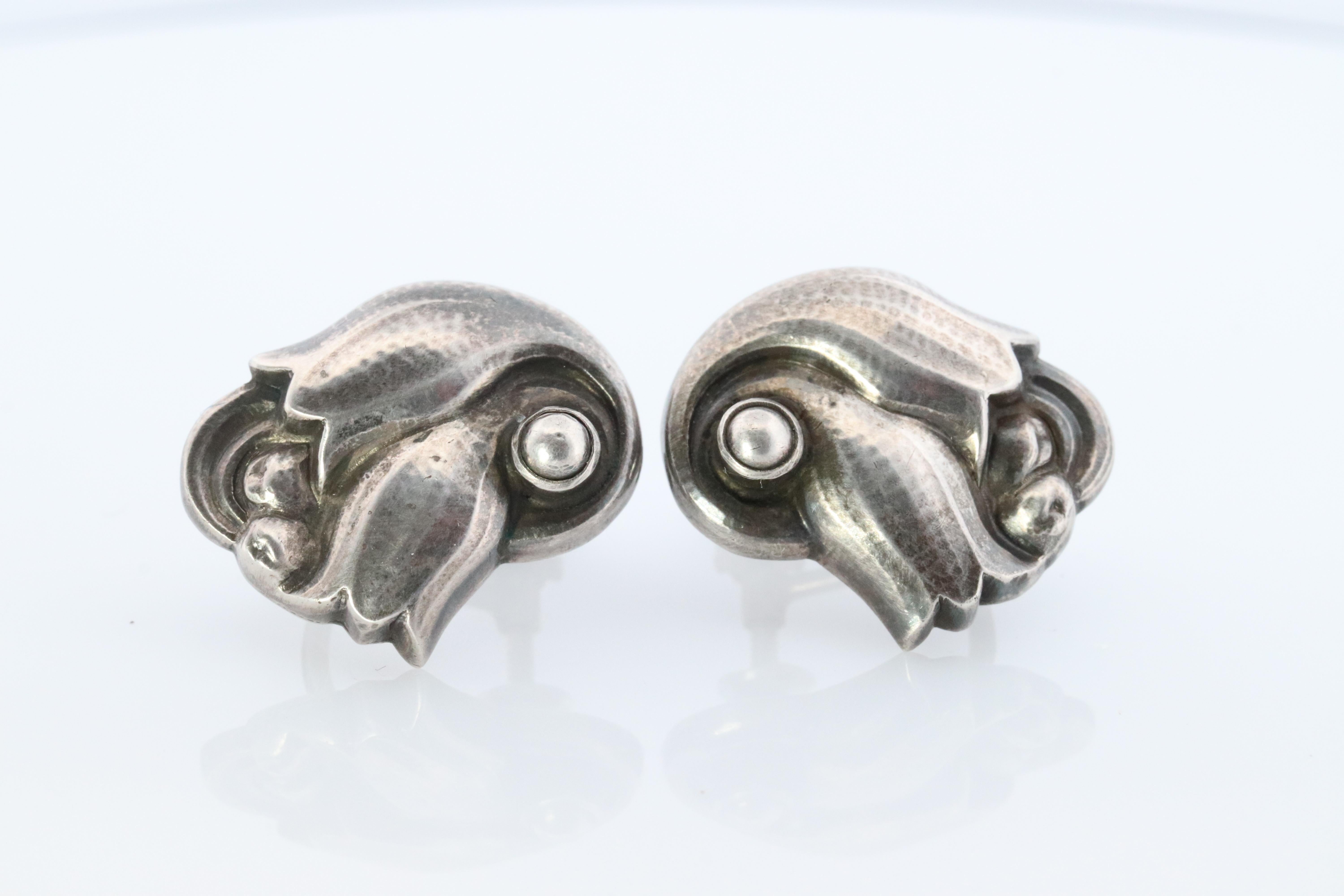 Rare Designer Piece. Made by Georg Jensen. Sterling Silver Earrings.

Tulips. Unpierced Screw On earrings.

Condition: Shows some patina.

Details:
6.7grams

20mm by 16mm dimensions