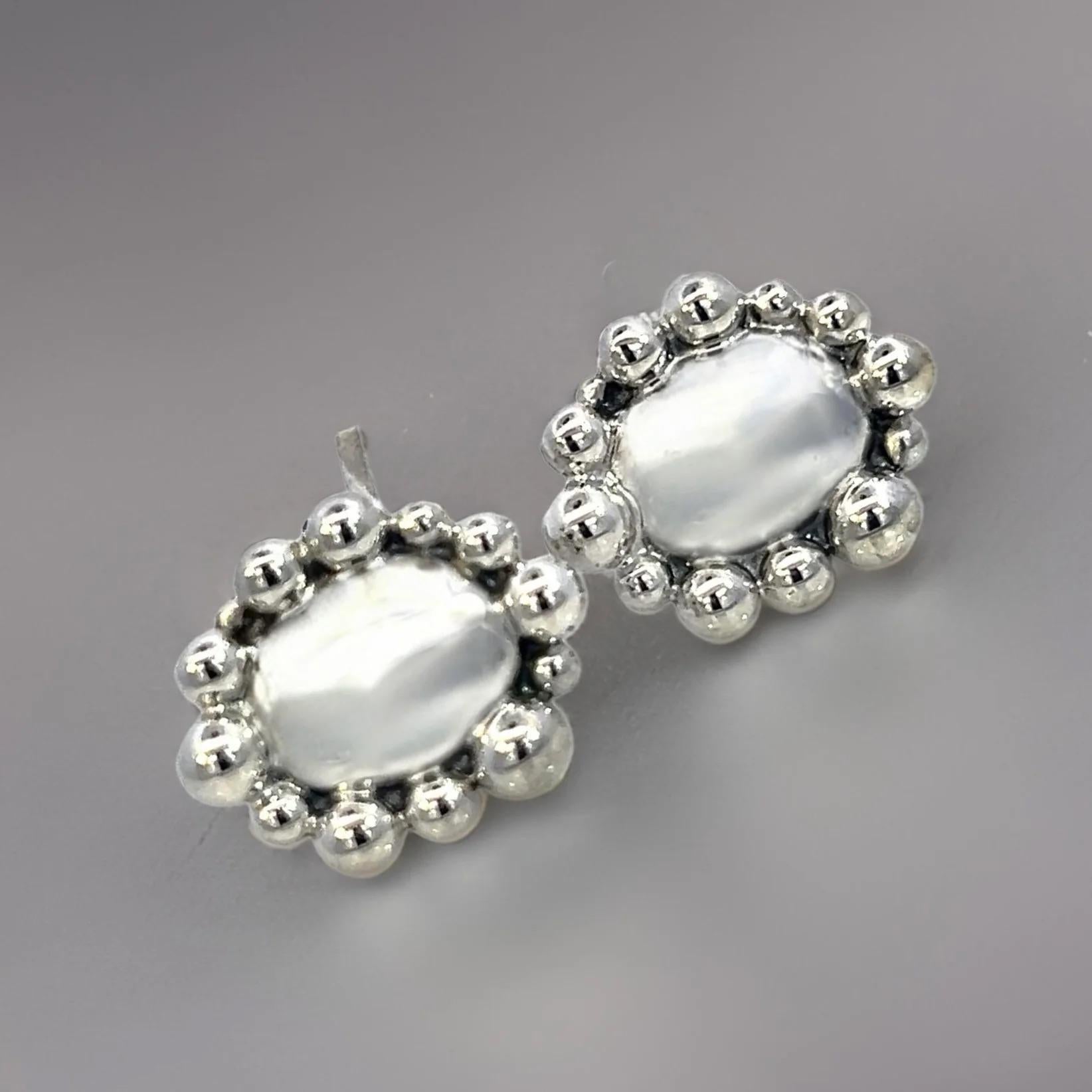 Authentic Georg Jensen Estate Sterling Silver Cufflinks 16 Grams GJ40


These Georg Jensen sterling silver cufflinks are a refined statement of modern design and craftsmanship.

Featuring a sleek pattern, they embody the clean, minimalist aesthetic