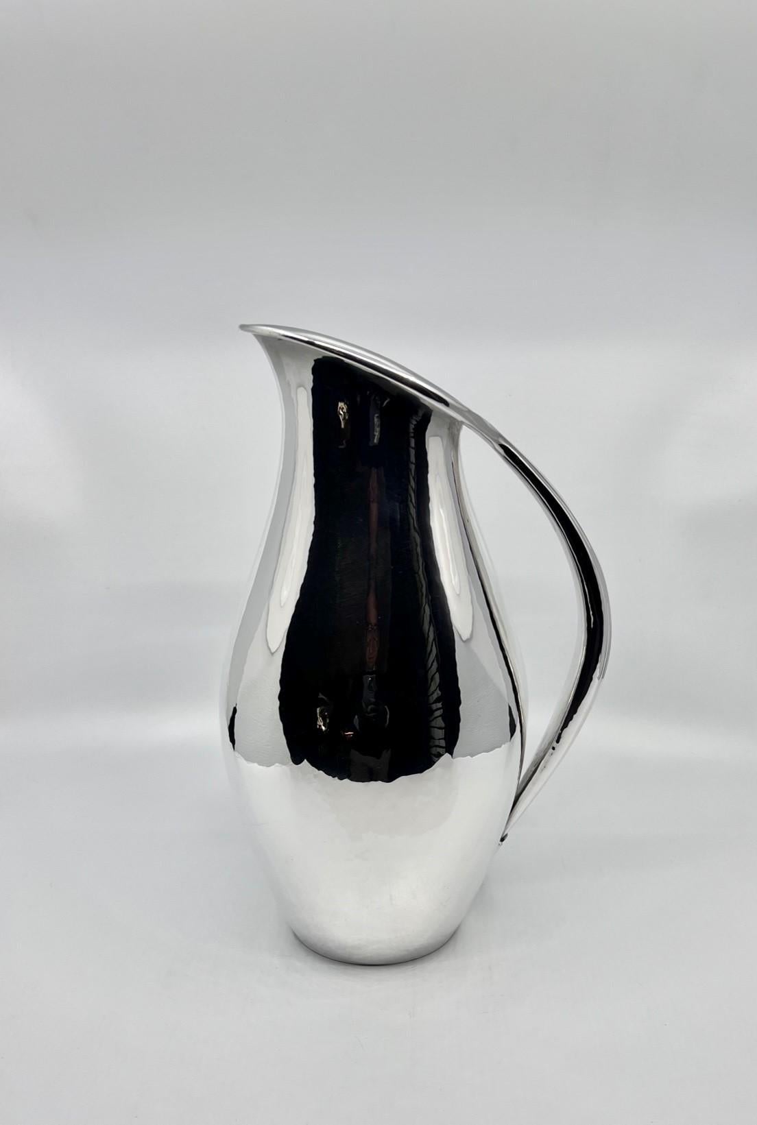An early extra large Georg Jensen sterling silver pitcher, design #432C by Johan Rohde from 1920.
This design for Rohde was the topic of many conversations between him and Georg Jensen, as this minimalistic look was in 1920 ahead of its time, after