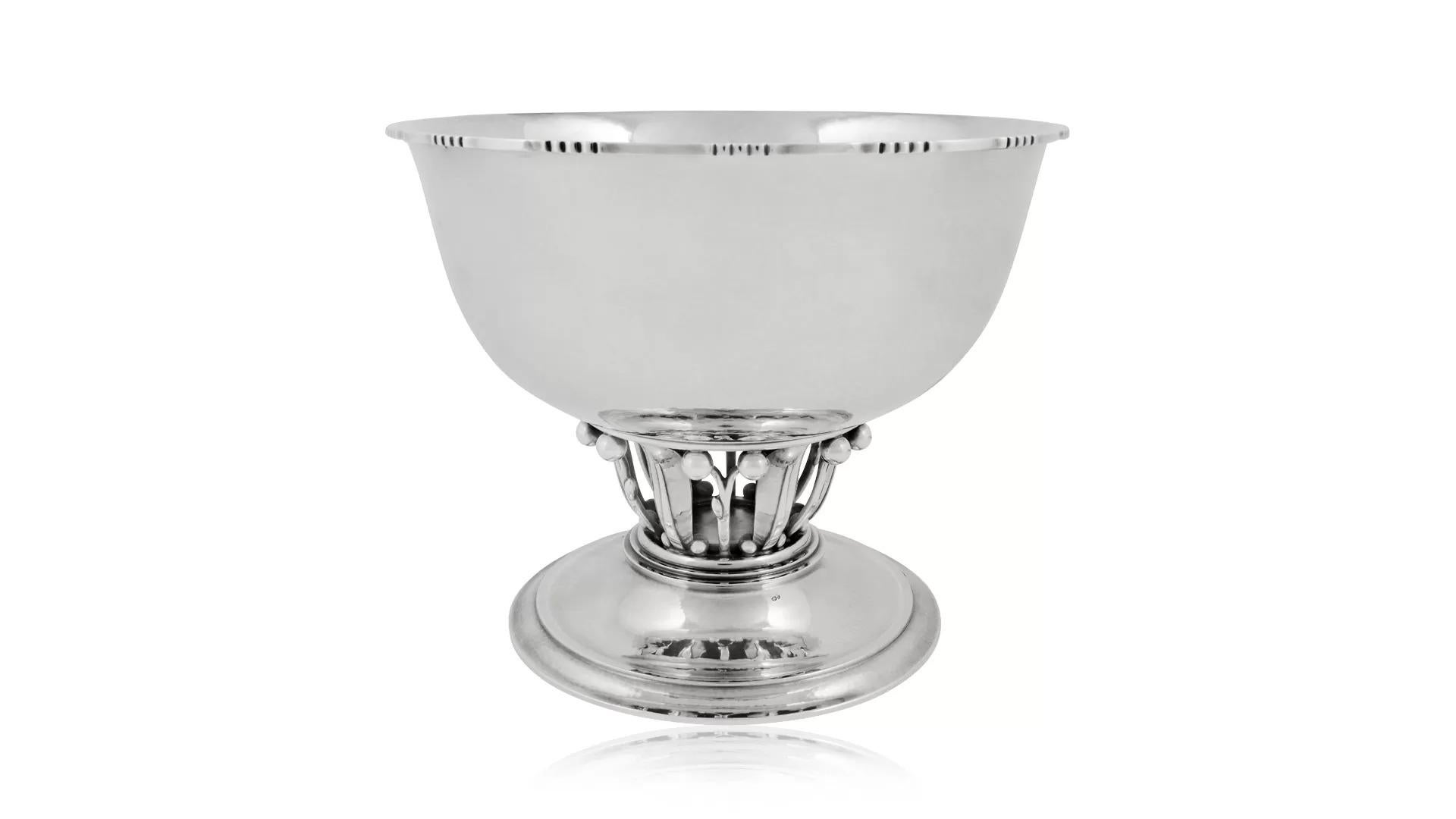 Impresionante y muy buscado cuenco o cubo de centro de mesa de plata de ley Georg Jensen, modelo 19C, diseñado en 1912. Conocida como el Cuenco del Louvre, esta pieza icónica fue adquirida por el Museo del Louvre de París en 1914 para su colección