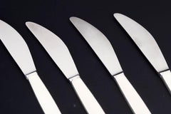 Georg Jensen. Quatre couteaux de table « Cypress » en argent massif et en acier inoxydable.