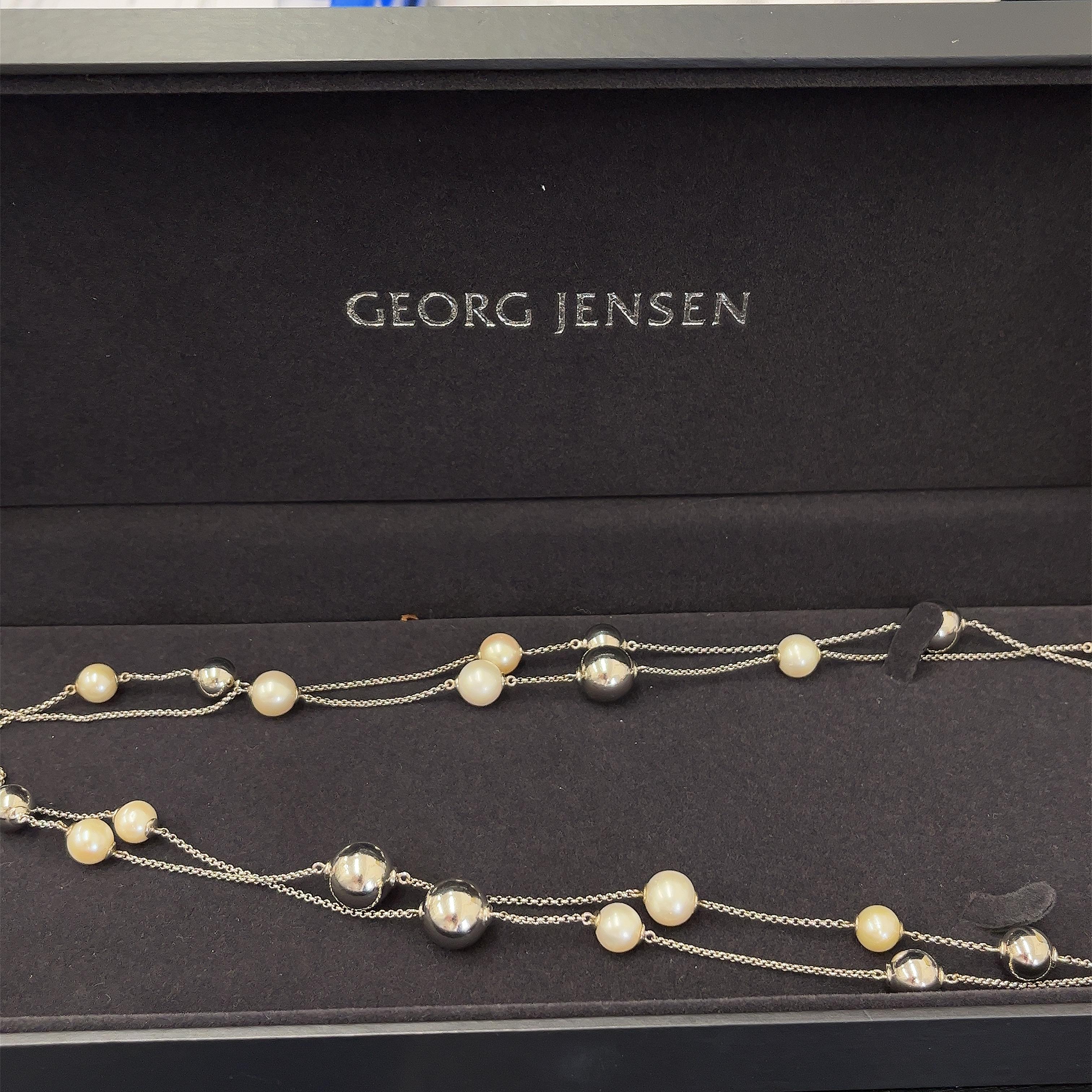 Wunderschönes, klassisches Design 
Georg Jensen Halskette.
Die Halskette ist meisterhaft gefertigt aus 
Sterlingsilber und eleganten weißen Perlen.
Tragen Sie dazu die passenden Ohrringe aus der gleichen Collection'S 
für einen raffinierten