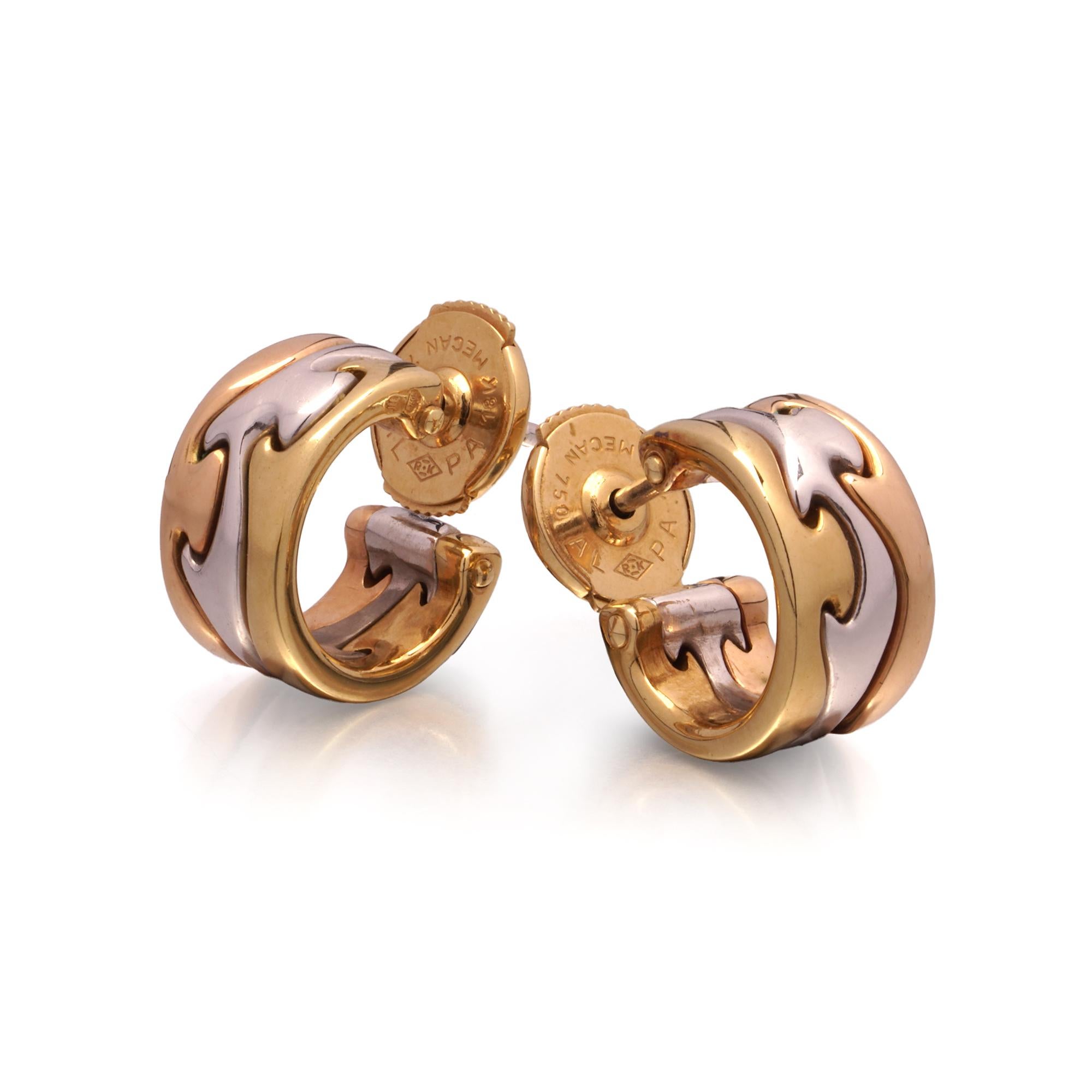 Ein Paar kühne und skulpturale Creolen aus der berühmten Georg Jensen Fusion Collection. Diese Ohrringe aus 18-karätigem Gelb-, Weiß- und Roségold sind mit dem ikonischen, ineinandergreifenden Wellendesign von Nina Koppel versehen.

Vollständig