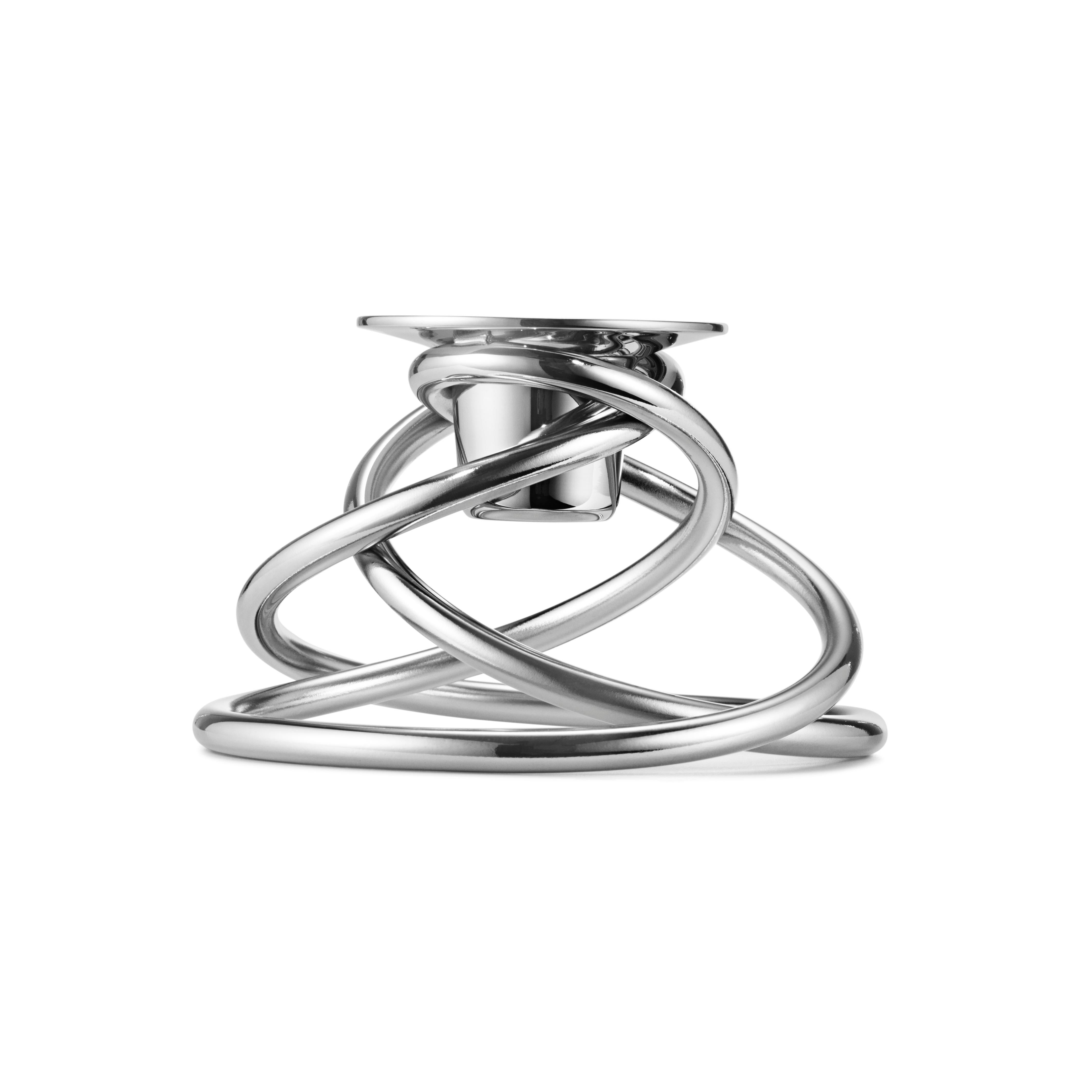 The iconic lines and timeless expression of the Manhattan collection represent the essence of the Georg Jensen DNA and acts as a perfect contrast to the many organic designs. Originally a bar collection inspired by the Art Deco movement and the era