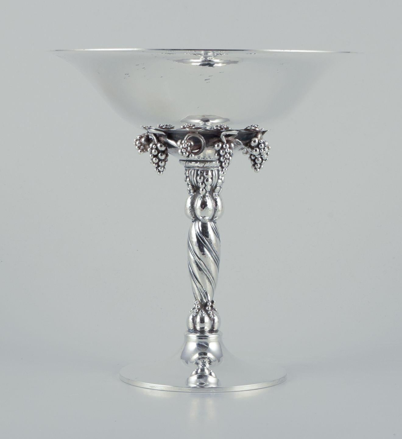 Georg Jensen grape cluster centrepiece in sterling silver.
Model number 263B. 
Dated 1980s. 
In excellent condition. 
Hallmarked.
Dimensions: H 19,0 cm. x D 18,0 cm.

Pre-owned goods are exempt from import duties for U.S. customers. 
Therefore, no