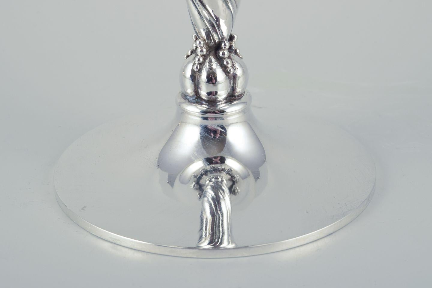Georg Jensen grape cluster centrepiece in sterling silver. In Excellent Condition For Sale In Copenhagen, DK