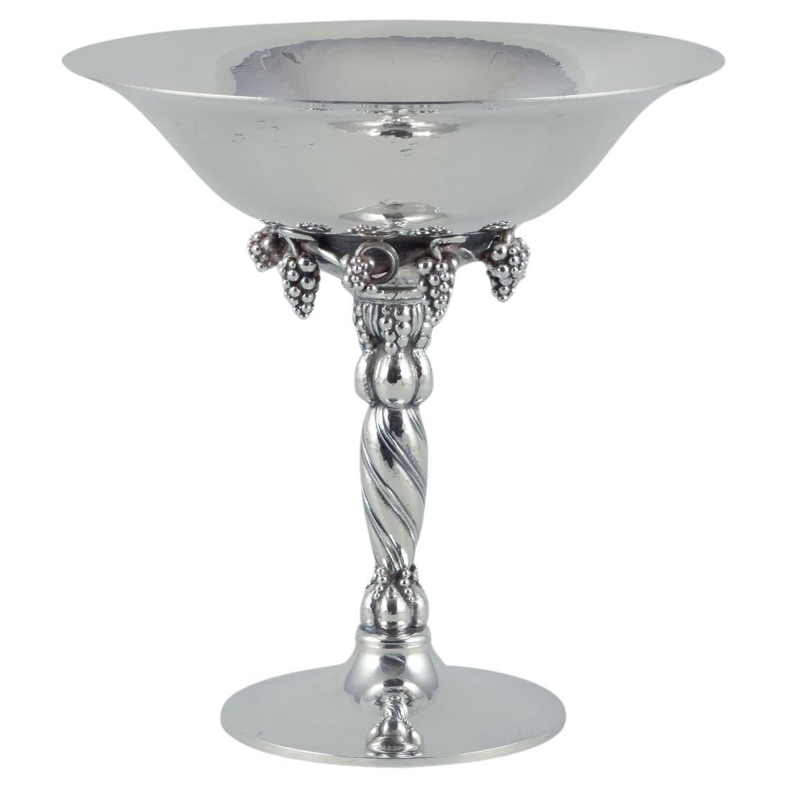 Centro de mesa Georg Jensen de racimo de uvas en plata de ley.