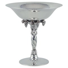 Centro de mesa Georg Jensen de racimo de uvas en plata de ley.