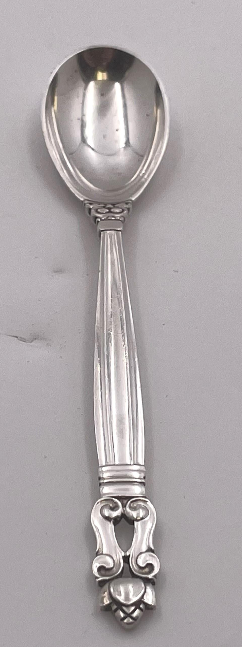 Cuchara para huevos Georg Jensen de plata de ley martillada a mano con el célebre motivo Bellota de principios del siglo XX. Mide 5'' de longitud y lleva los distintivos que se muestran.

El platero danés Georg Jensen (1866-1935) creó su propio