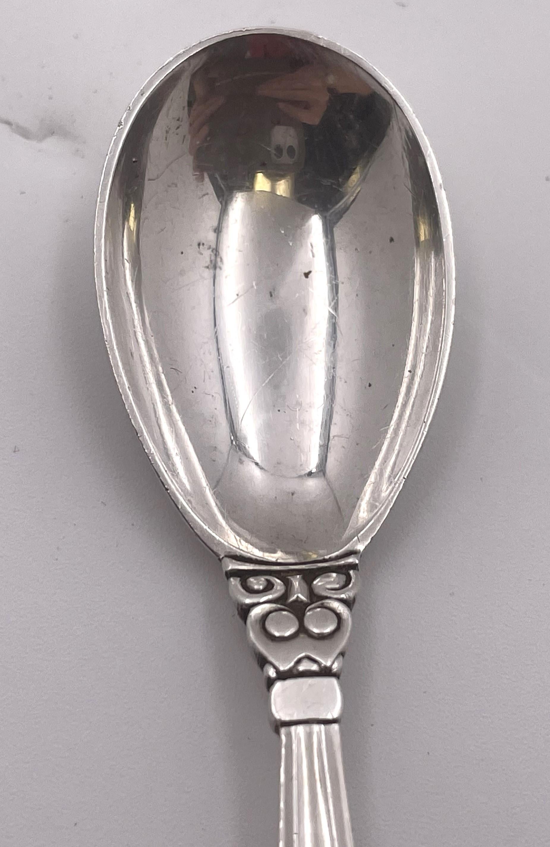 Cuchara para huevos Georg Jensen de plata de ley martillada con motivo de bellota Danés en venta
