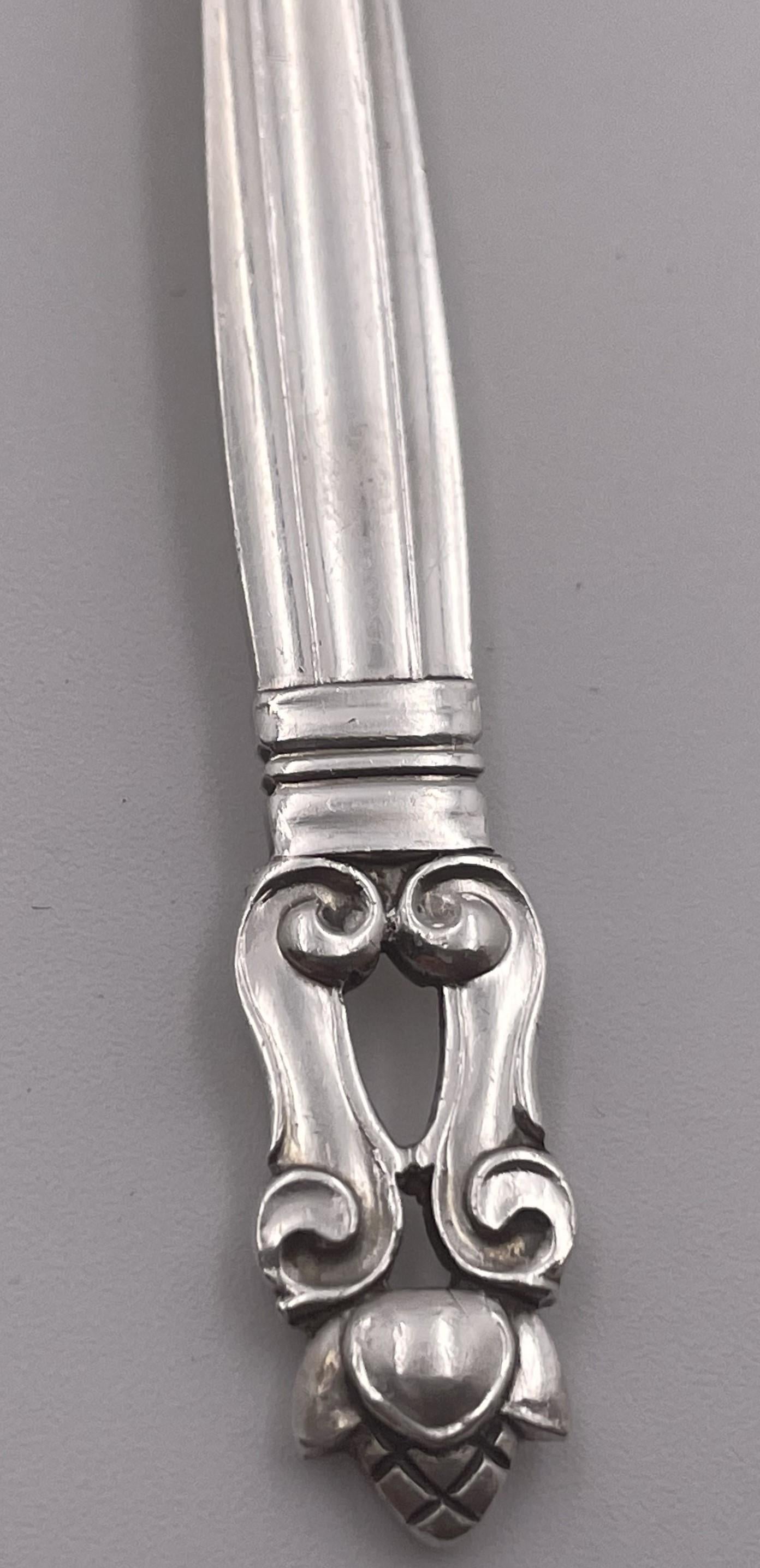 Cuchara para huevos Georg Jensen de plata de ley martillada con motivo de bellota en Bueno estado para la venta en New York, NY