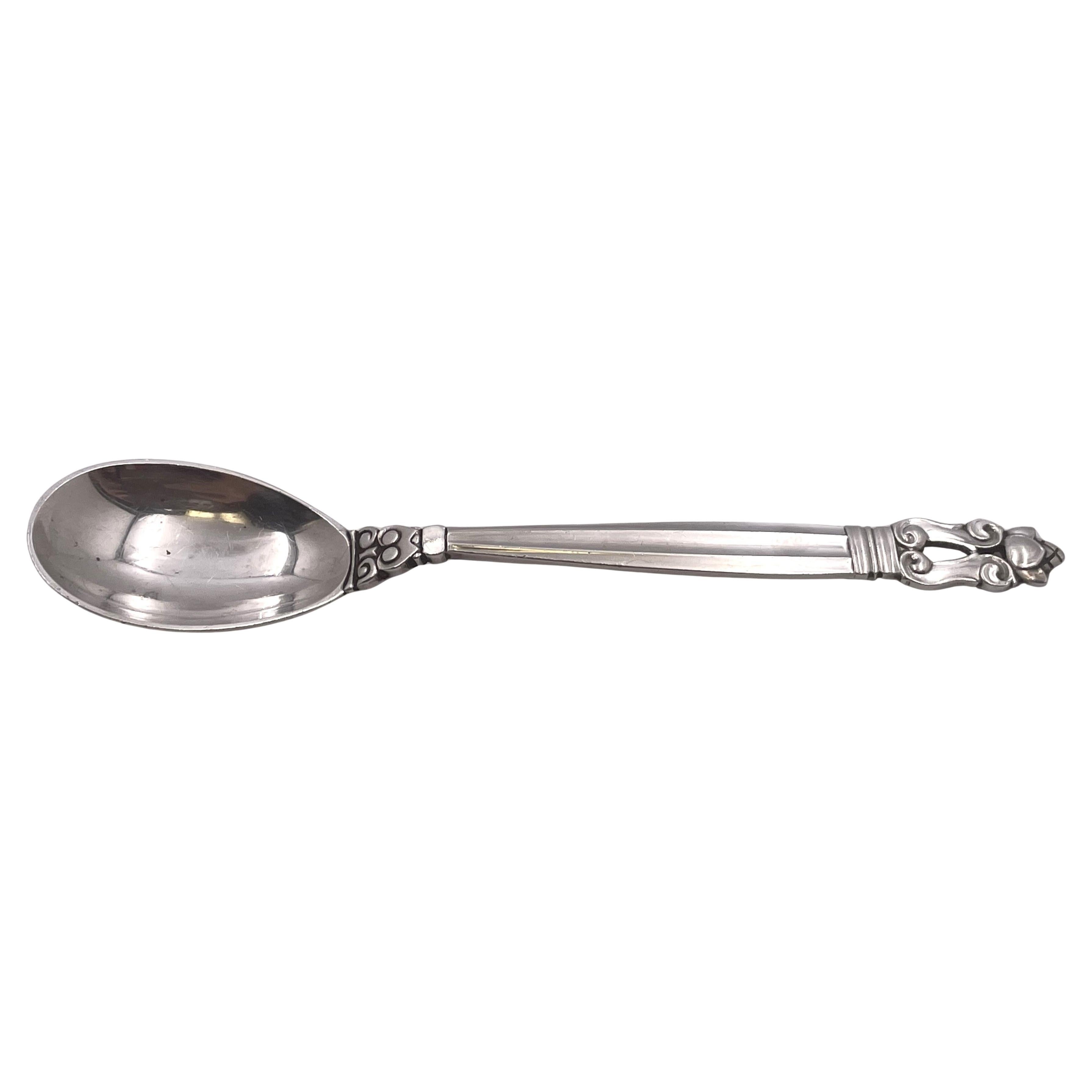 Cuchara para huevos Georg Jensen de plata de ley martillada con motivo de bellota en venta
