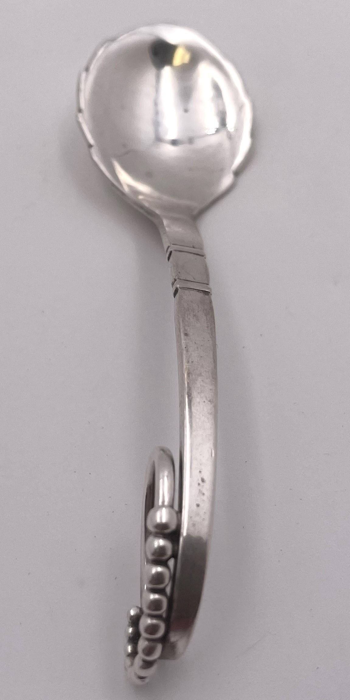 Cuillère à confiture en argent sterling Georg Jensen, magnifiquement martelée à la main, ornée de motifs géométriques stylisés et portant le numéro de motif 41, du début du XXe siècle. Il mesure 4 1/2'' de long et porte les poinçons