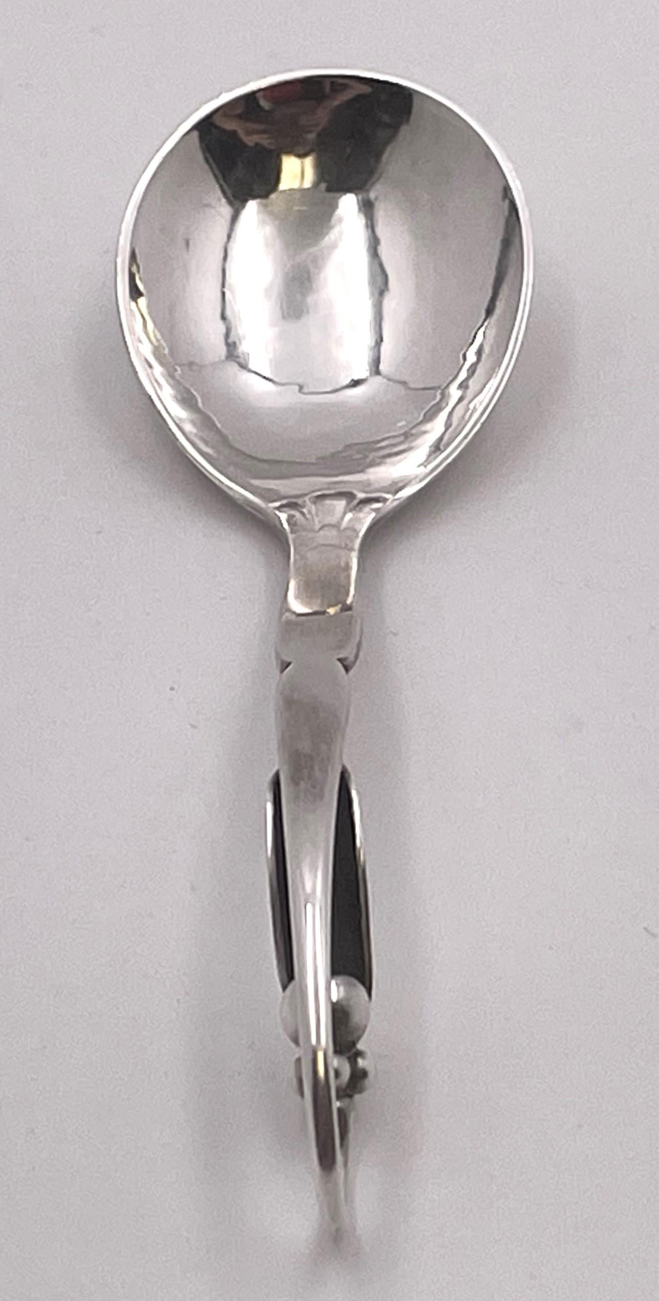 Cuillère à sucre en argent sterling Georg Jensen, magnifiquement martelée à la main, de style Art nouveau, ornée de motifs naturels et géométriques stylisés, et portant le numéro de modèle 21, datant des années 1930. Il mesure 4 1/2'' de long et