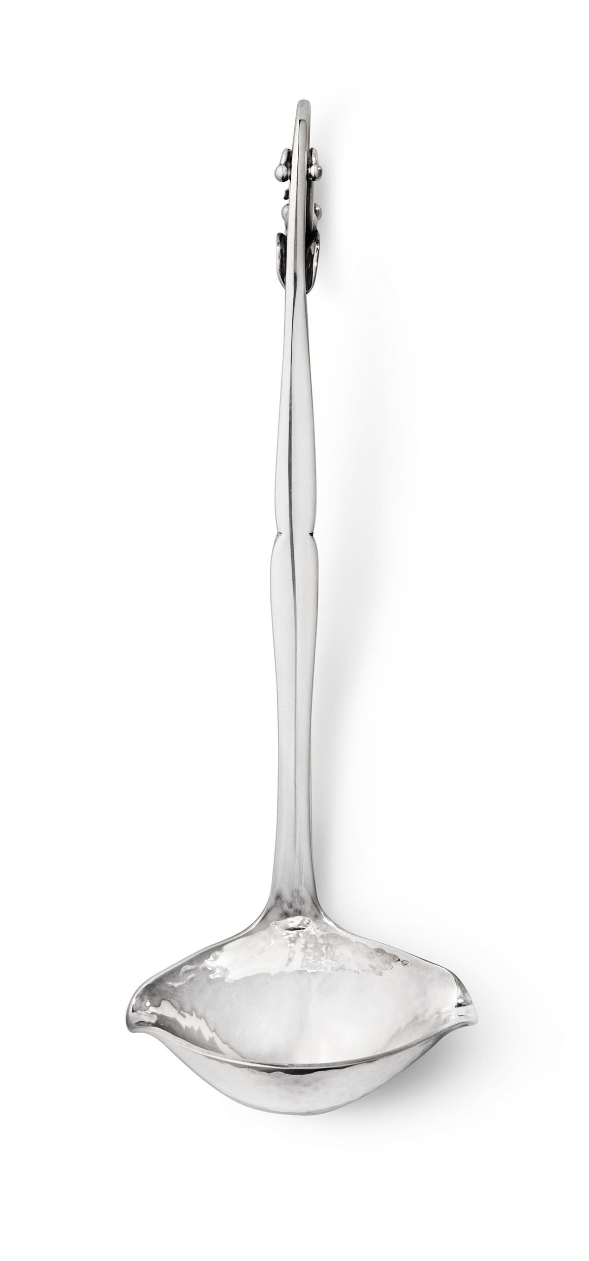 Gli articoli ornamentali della Argenteria Georg Jensen sono singoli pezzi di posate, tutti disegnati da Georg Jensen nel periodo 1912-1923. Ancora oggi ogni pezzo è realizzato secondo l'antica tradizione artigianale. Gli oggetti ornamentali