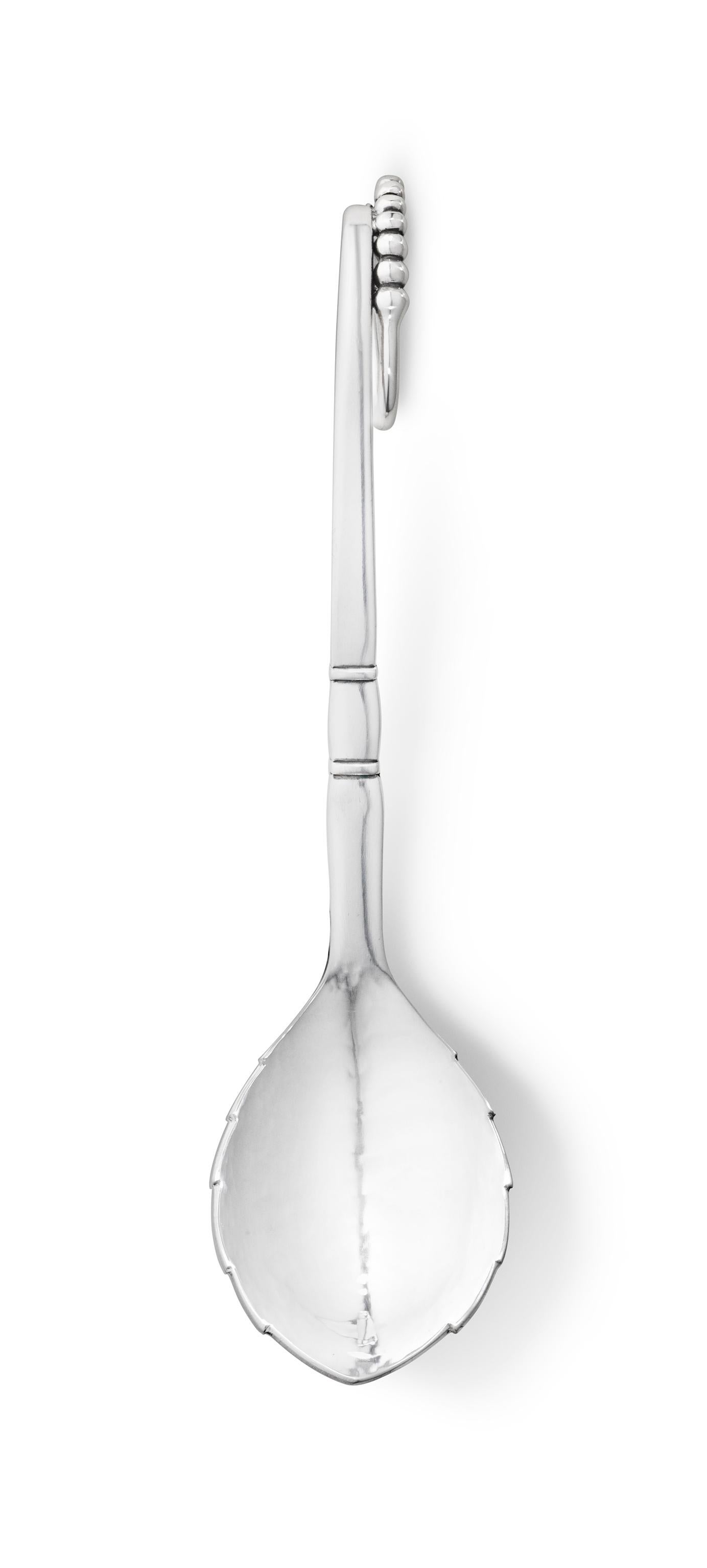 Bei den Ziergegenständen aus der Silberschmiede von Georg Jensen handelt es sich um einzelne Besteckteile, die alle von Georg Jensen in der Zeit von 1912 bis 1923 entworfen wurden. Auch heute noch wird jedes Stück in alter handwerklicher Tradition