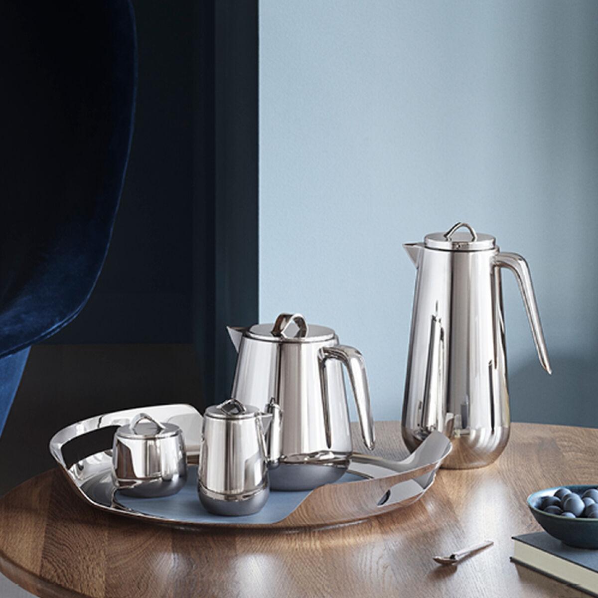 With its sculptural form and shiny surface, this beautiful multifunctional bowl makes a striking addition to any table top. Use it as a bonbonniere to hold sweet treats and candies or as a sugar bowl when tea time comes around. The Swedish duo