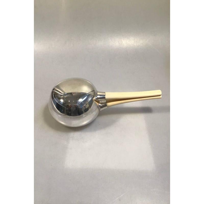 Georg Jensen Henning Koppel Casserole in Sterling Silver with Handle No 1101. Georg Jensen hallmarks from 1945-1977.

Designed by Henning Koppel

Measures 10,5cm high (4 1/4? ), 14,5cm diameter (6? ) and 29,5cm long (11 3/4? ) with handle.