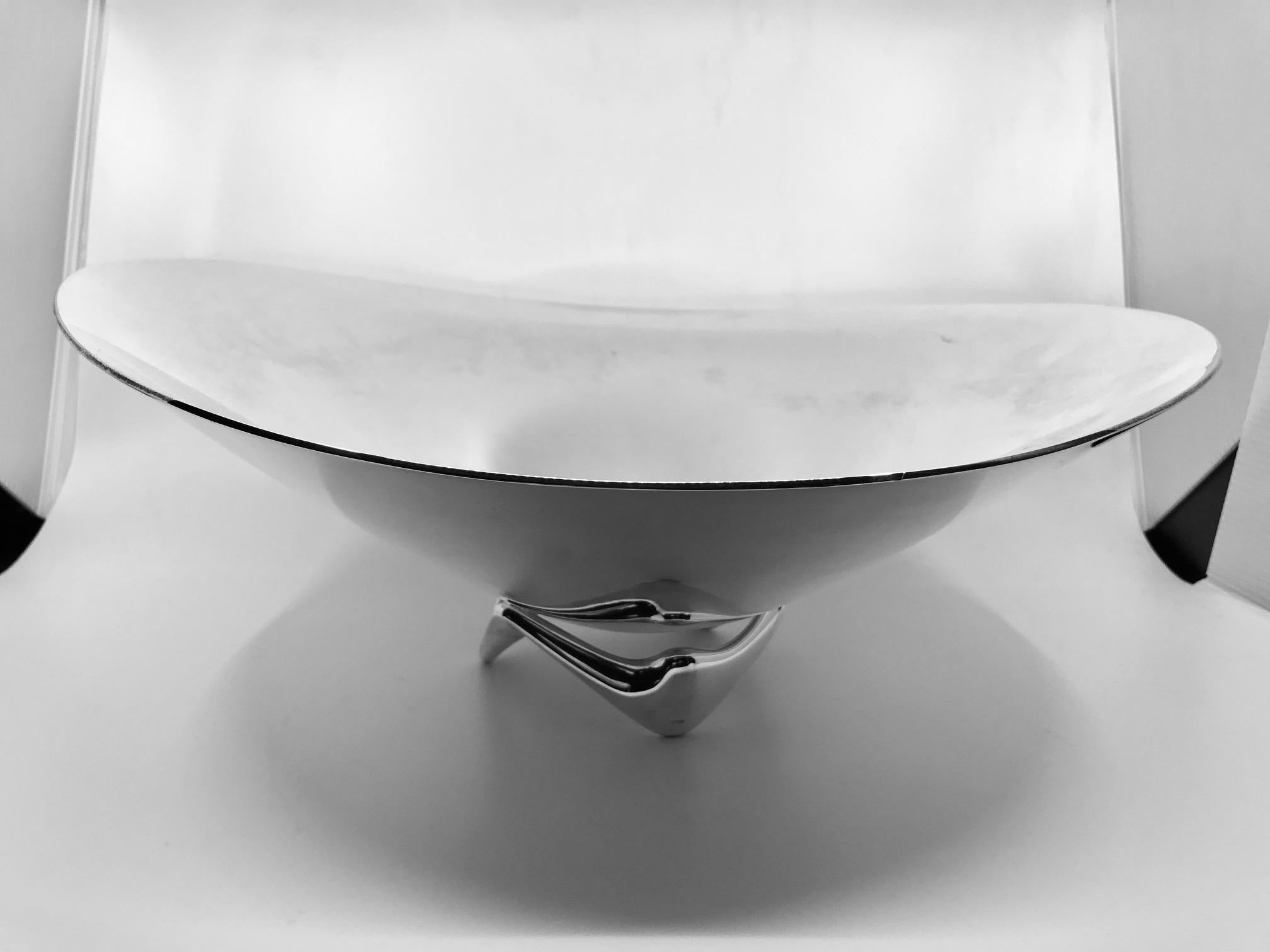 An impressive midcentury Georg Jensen sterling silver centrepiece bowl, design #980 by Henning Koppel from circa 1948.
Measures: 6? in height x 15½” in “diameter”(15.2cm x 39.5cm). Gross weight 133oz (3,775g).
Georg Jensen hallmark and date code
