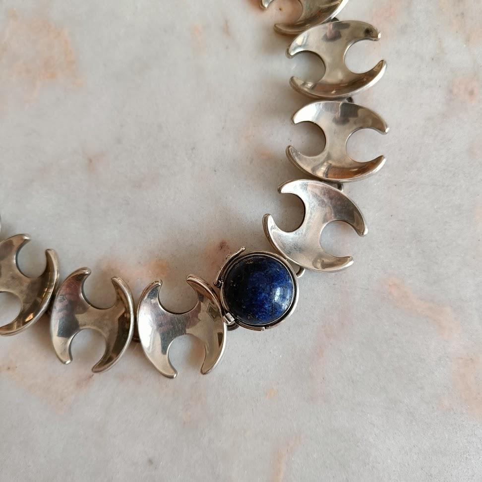 Silver necklace model 130B designed by Henning Koppel (1918 - 1981) for Georg Jensen. Featuring a cabochon lapis lazuli stone. Design from the 1950s. 

Hallmarks:
Georg Jensen 
925
Sterling
Denmark
130B

Good condition


Length 39 cm
Width 2.5 cm