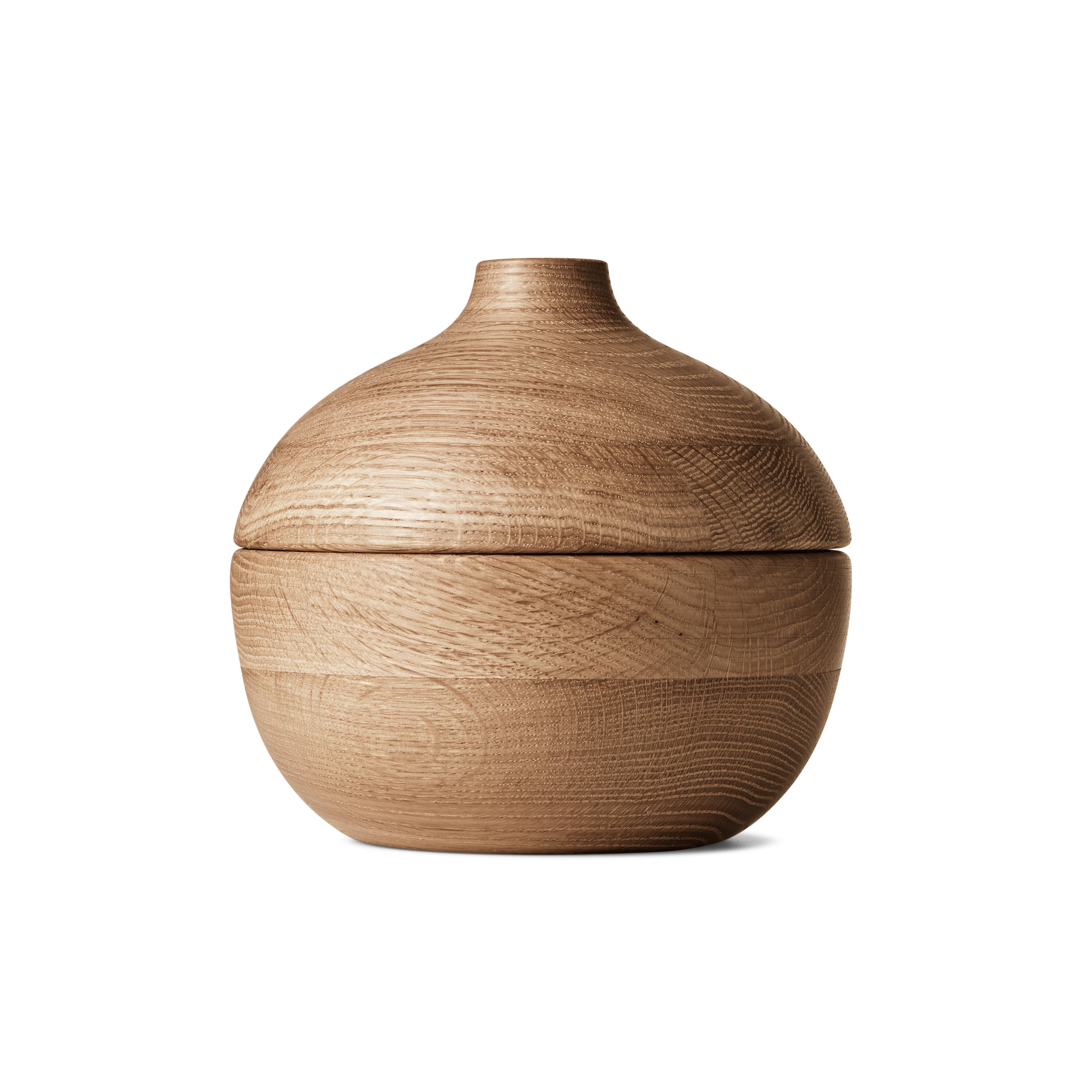 Alliant beauté et fonctionnalité, le designer Henning Koppel a consacré sa carrière à la création d'objets dont la forme est frappante et l'utilisation pratique. L'un de ces articles était la bonbonnière en chêne. Conçu dans les années 1960, ce