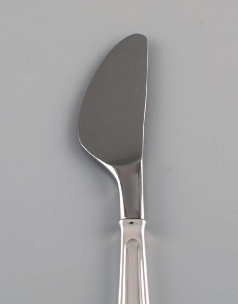 Rare Georg Jensen Koppel cutlery. Lunch knife in sterling silver and stainless steel. Seven knives are available.
Length: 17 cm.
In excellent condition.
Stamped.
Designed by Henning Koppel in 1981.
Our skilled Georg Jensen silversmith /