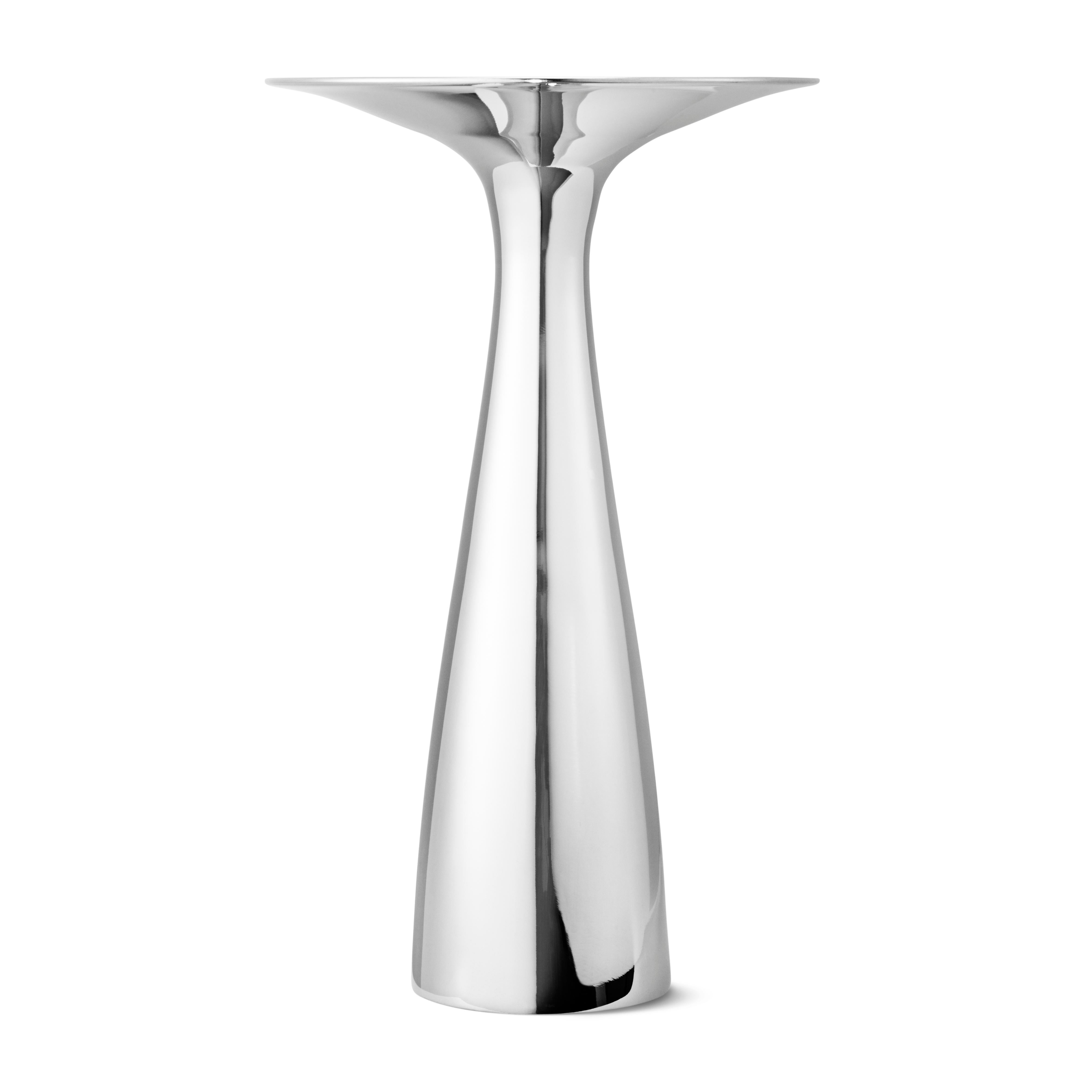 An intriguing element to the Alfredo collection is exquisitely designed candleholders in stainless steel. Its curved base leads to a shining broad top surface that beautifully reflects the light from a flickering candle. The distinctive accents