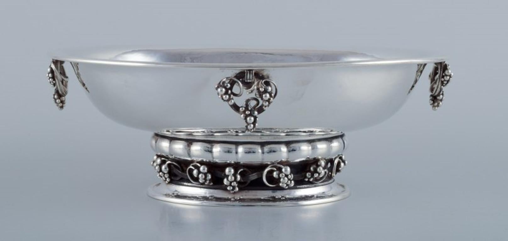 Georg Jensen, large and impressive centerpiece in sterling silver.  In Excellent Condition For Sale In Copenhagen, DK