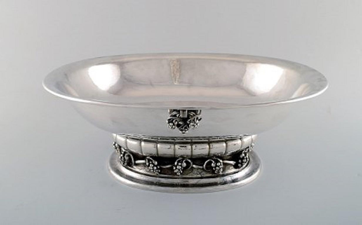 Georg Jensen large and impressive champagne cooler / centrepiece in hammered sterling silver, adorned with handles and ornamentation in the form of grapes. In a mahogany case from Georg Jensen.
In very good condition.
Model number: 296A.
Stamped: