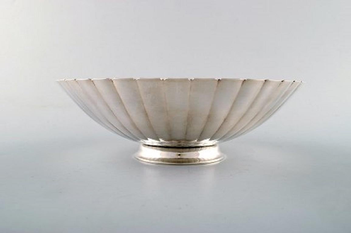 Georg Jensen large Art Deco sterling silver bowl in fluted style, model number 856A.
Designed by Sigvard Bernadotte.
In excellent condition.
Measures: 22.5 x 7 cm.
Stamped: 856A / R10.
