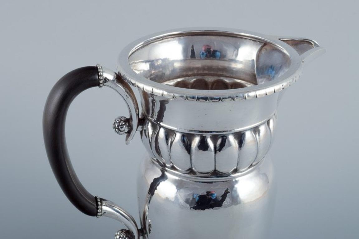 Georg Jensen, large Art Nouveau pitcher in sterling silver. Early and rare model In Excellent Condition For Sale In Copenhagen, DK