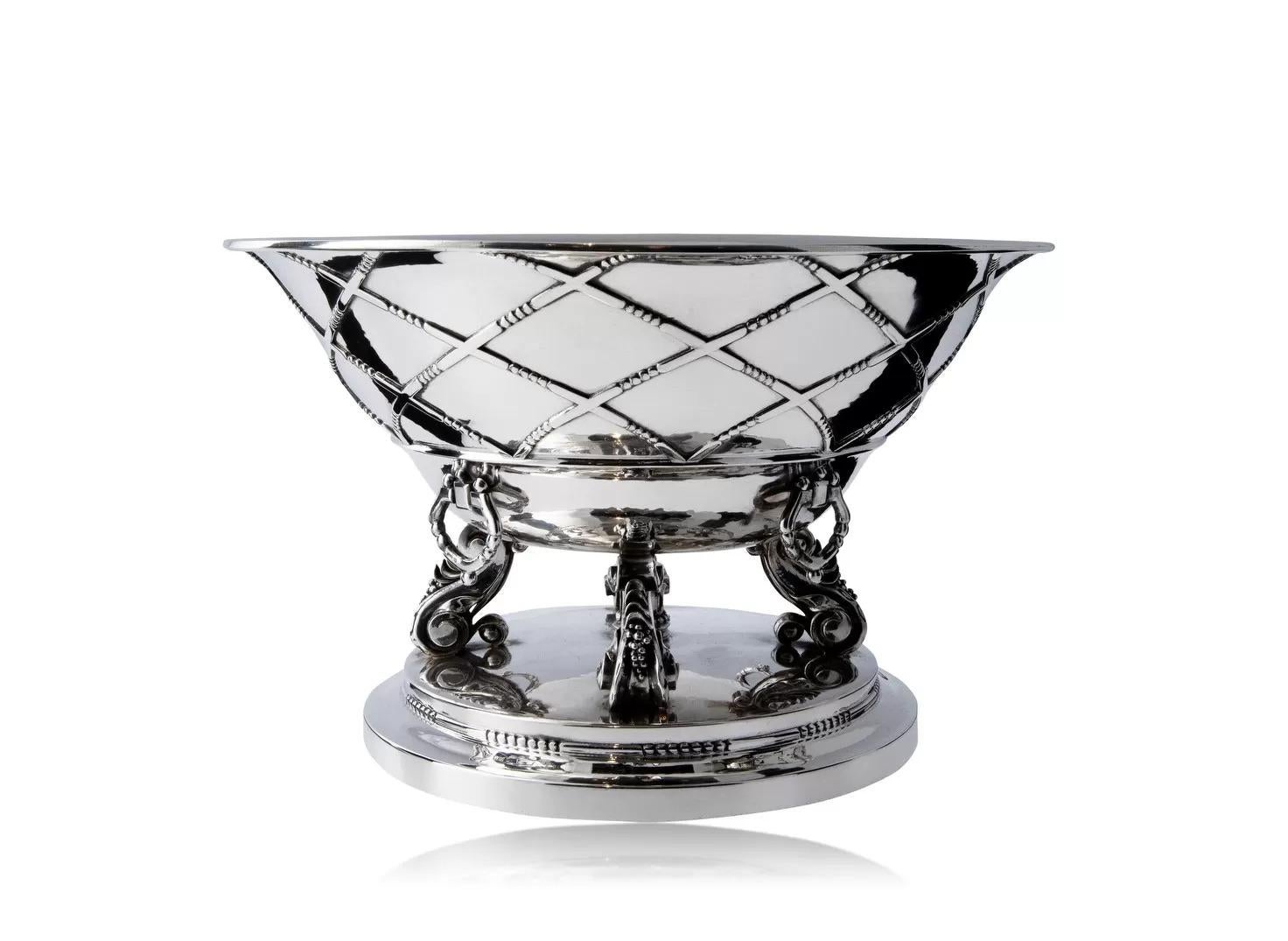 Une trouvaille rare pour les collectionneurs et les amateurs, un très grand bol à punch/glace ou refroidisseur à vin en argent sterling de Georg Jensen, design #268a, par Johan Rohde.  Il s'agit d'une pièce énorme et extrêmement précoce de la