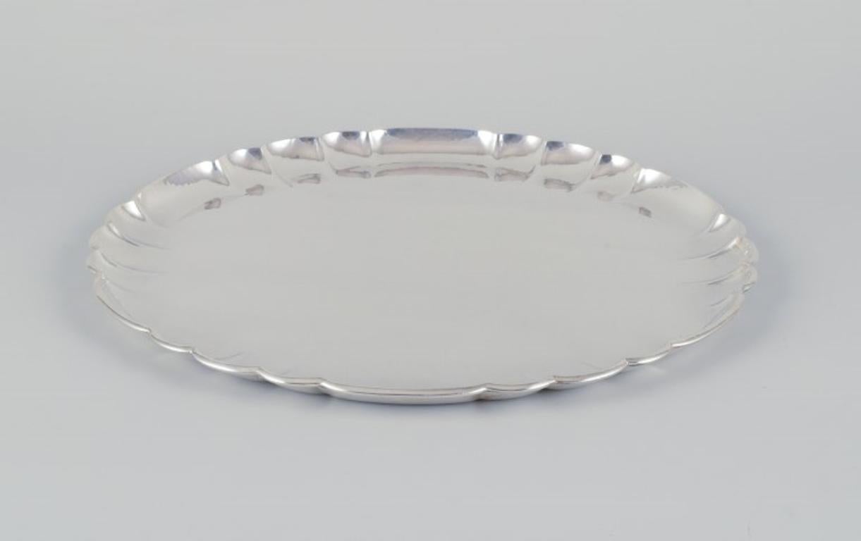 Georg Jensen, large silver tray in sterling silver.
Model 519B. Oscar Gundlach-Pedersen from circa 1927.
Hallmarked after 1944.
Perfect condition. Appears unused.
Dimensions: Diameter 29.5 cm.