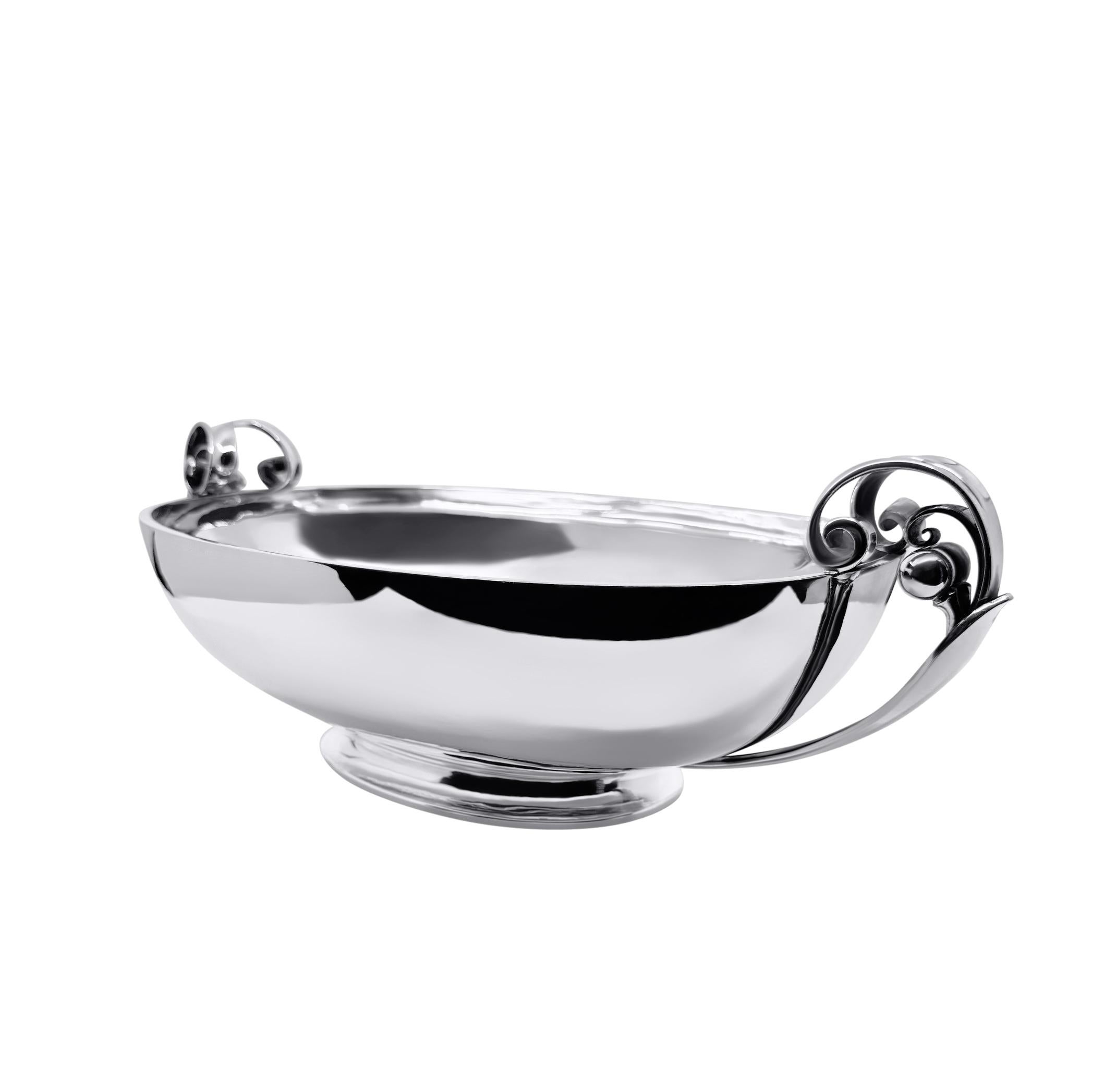 Una grande ciotola centrotavola in argento Georg Jensen #622B, realizzata da Harald Nielsen nel 1930. Questa grande vasca ovale presenta dettagli martellati a mano e poggia su una base ovale. I suoi manici prominenti a forma di ramo, ornati da
