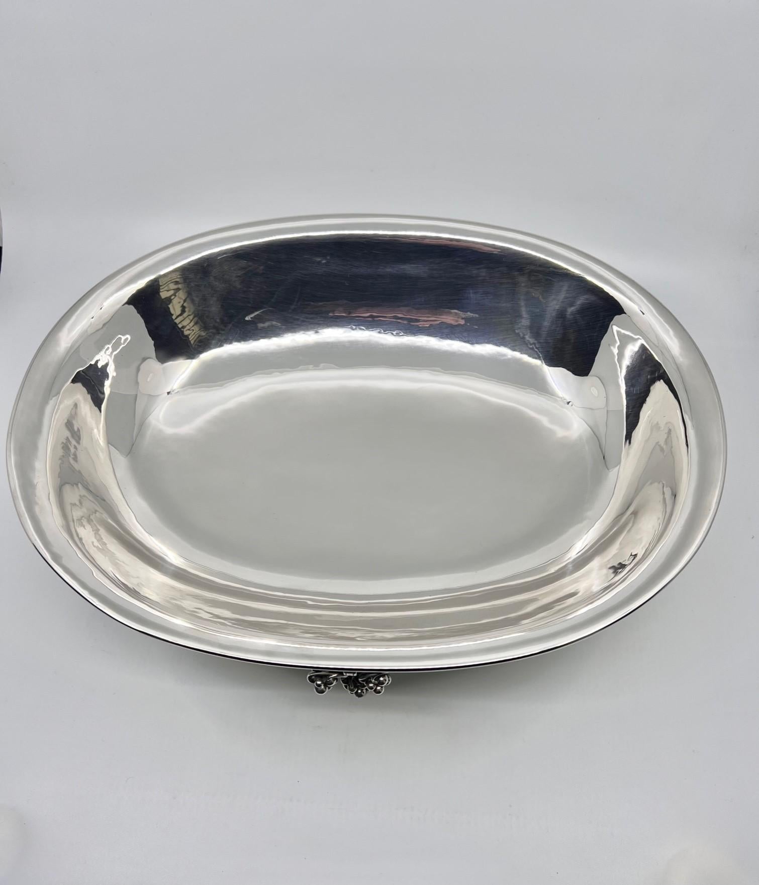 Georg Jensen Large Sterling Silver Grape Centerpiece Bowl 296A In Excellent Condition For Sale In Hellerup, DK