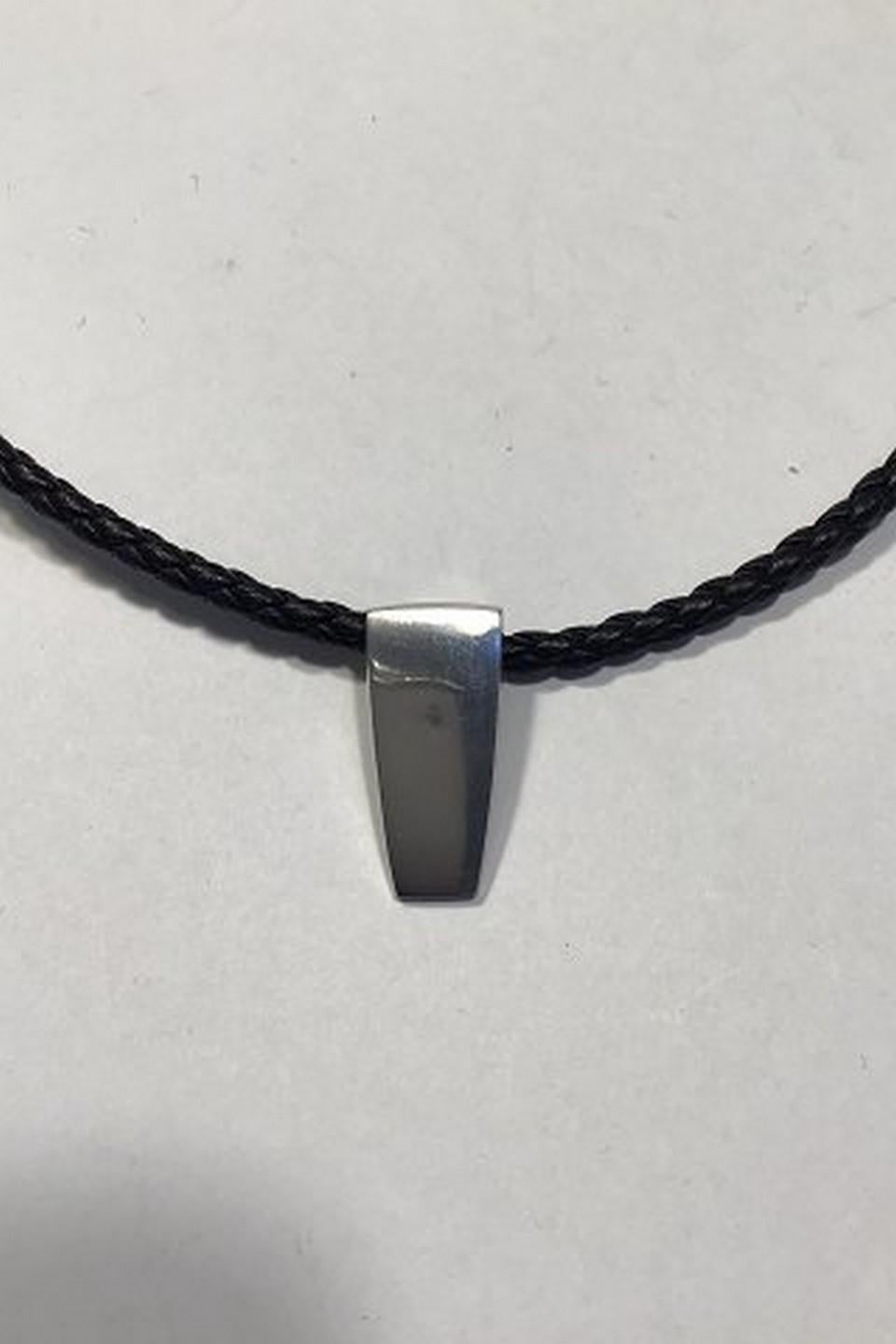 Georg Jensen Cordón de cuero con colgante de plata nº 423 Victoria 
Mide 2 cm/0,78 