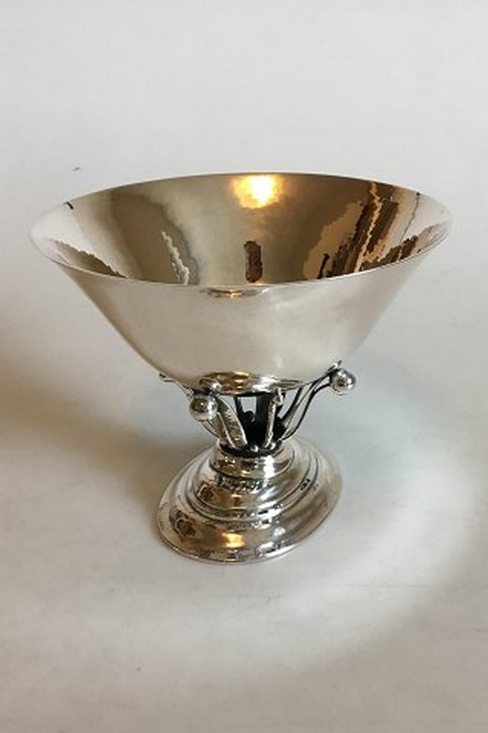 Georg Jensen light hammered silver bowl on oval foot no 6.
Designed by Johan Rohde.
Measures 13 cm / 5 1/8 in. x 15.8 cm / 6 7/32 in.
Weighs 350 g / 12.30 oz. Pictured in Janet & William Drucker's 