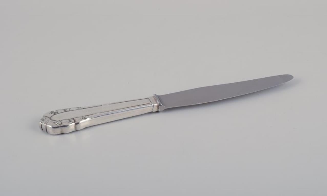 Georg Jensen Mughetto. Servizio pranzo completo composto da cinque coltelli da pranzo, cinque forchette da pranzo e cinque cucchiai da dessert.
Metà del XX secolo.
Timbrato con un marchio post-1944.
In perfette condizioni.
Coltelli da pranzo: L 20,3