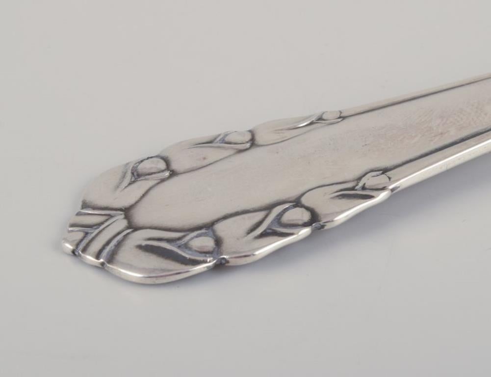 Georg Jensen Muguet. Cuillère à dessert en argent sterling.
Milieu du 20e siècle.
Estampillé avec le poinçon post-1944.
En parfait état.
Dimensions : Longueur 17,4 cm.