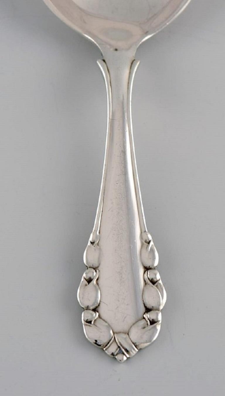 Georg Jensen Lily of the Valley jam spoon in sterling silver.
Length: 11 cm.
In excellent condition.
Stamped.
Our skilled Georg Jensen silversmith / goldsmith can polish all silver and gold so that it appears new. The price is very reasonable.