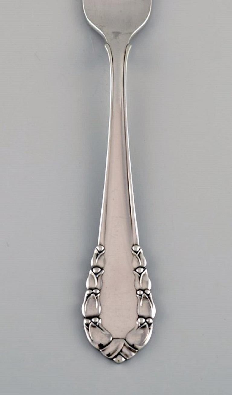 Georg Jensen Lily of the Valley lunch fork in sterling silver. Seven forks are available
Measure: Length: 18.8 cm.
In excellent condition.
Stamped.
Our skilled Georg Jensen silversmith / goldsmith can polish all silver and gold so that it