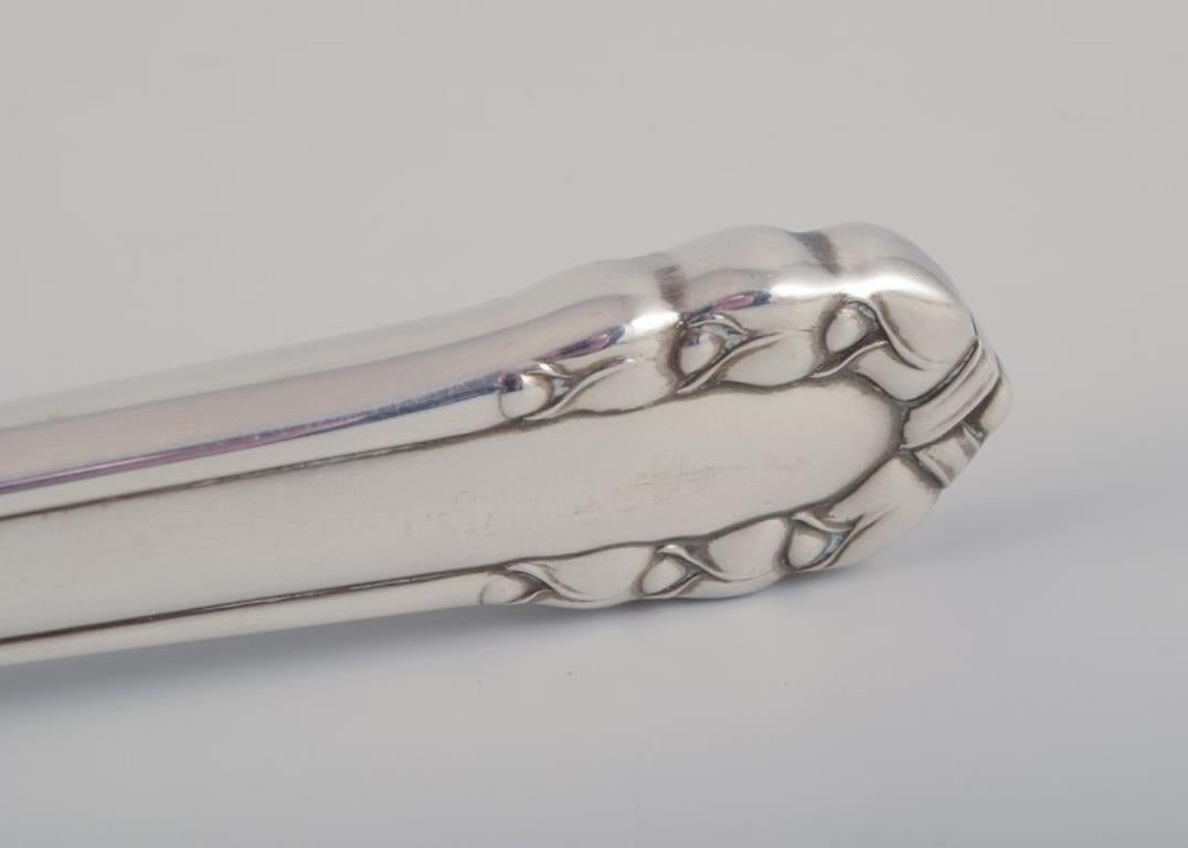 Georg Jensen Lirio del Valle. Cuchillo para el almuerzo de plata de ley.
Mediados del siglo XX.
Con un sello posterior a 1944.
En perfecto estado.
Dimensiones: L 20,3 cm.