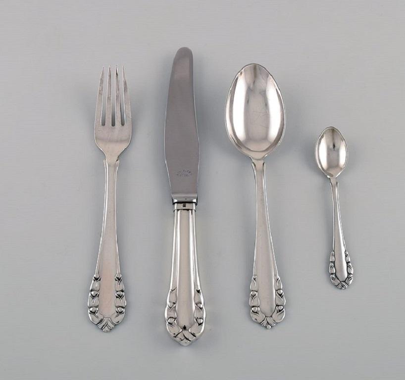 Georg Jensen Lily of the Valley lunch service in sterling silver for twelve people.
Consisting of twelve lunch knives, twelve lunch forks, twelve dessert spoons, twelve coffee spoons, cold meat fork, sauce spoon, serving spoon and jam