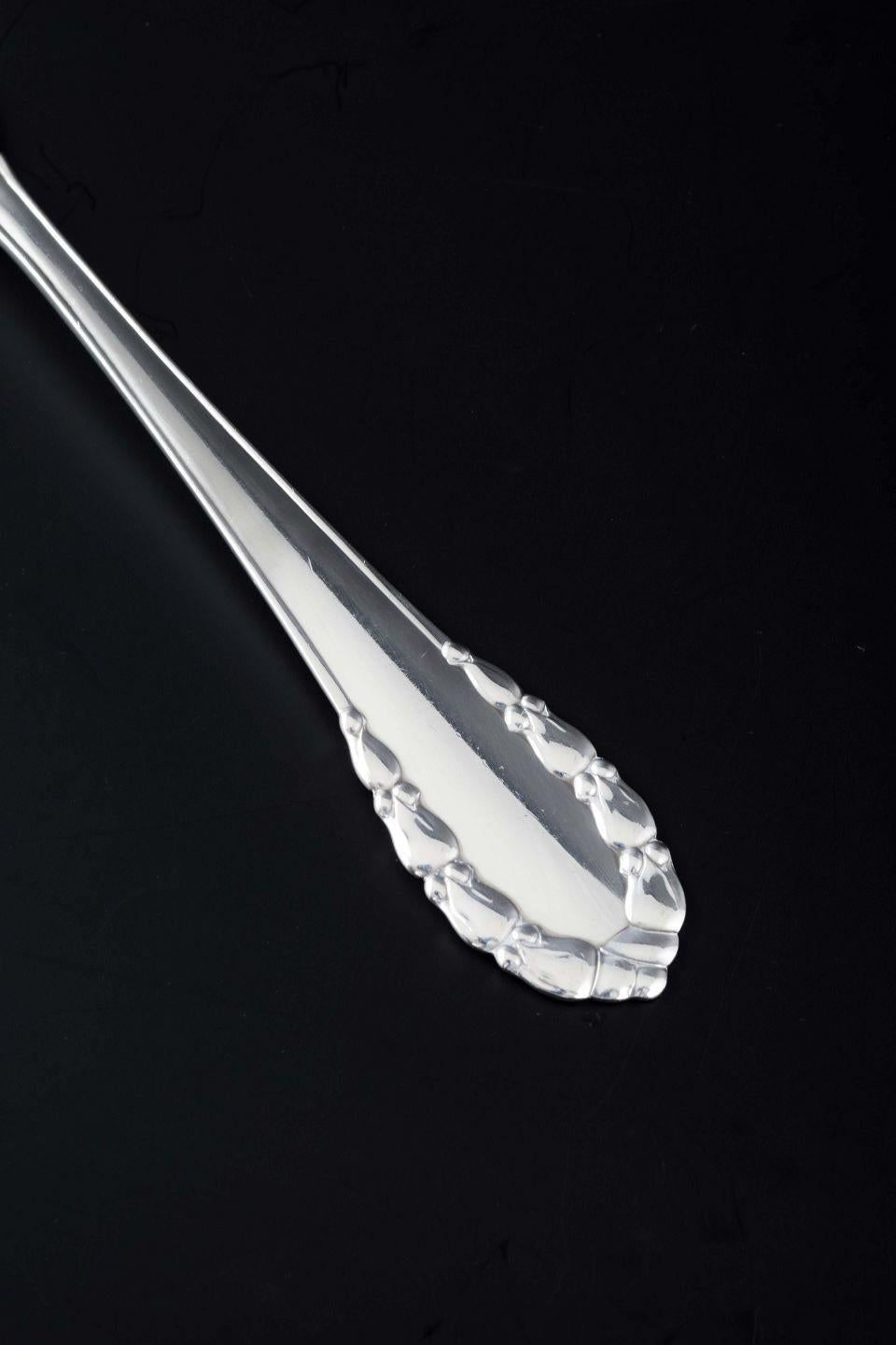 GEBRAUCHTWAREN SIND FÜR KUNDEN IN DEN USA, GROSSBRITANNIEN, AUSTRALIEN UND KANADA VON DEN EINFUHRZÖLLEN BEFREIT.   
DAHER FALLEN FÜR IHREN KAUF KEINE EINFUHRZÖLLE AN. 

Georg Jensen, Dänemark.
Fleischgabel mit dem Muster 